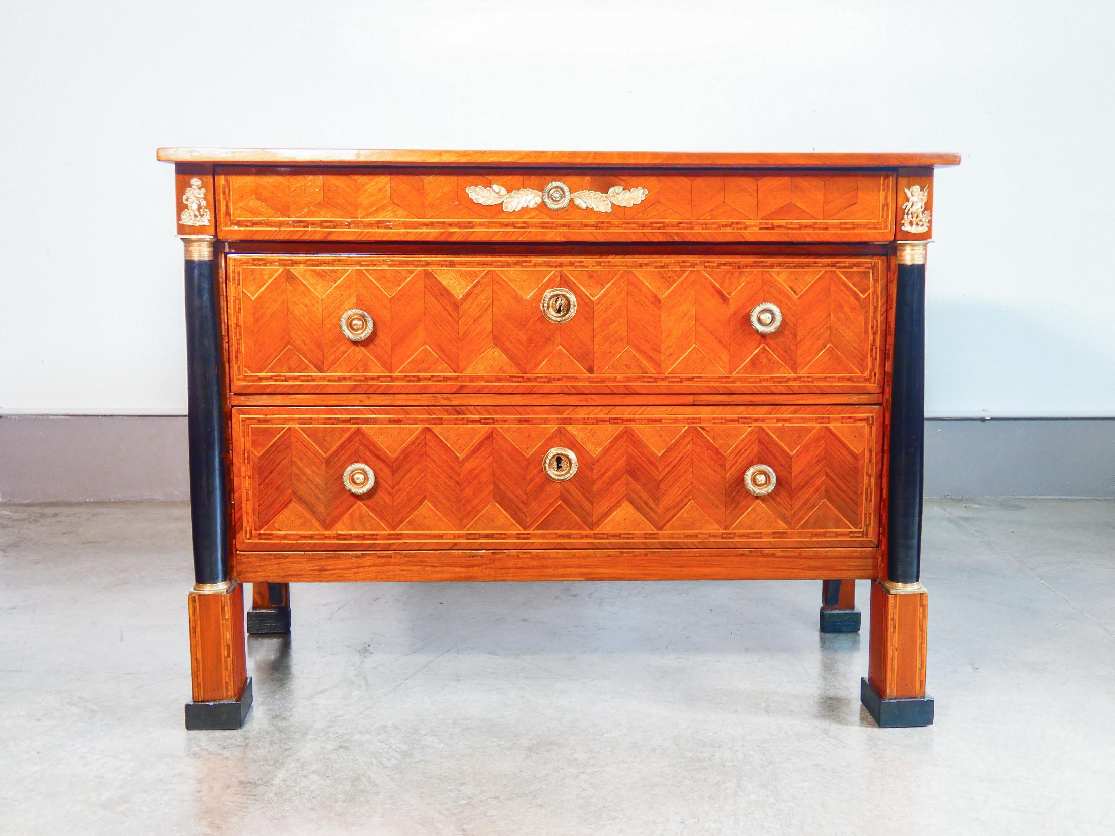 Italian Comò IMPERO originale d'epoca, in legno intarsiato ed ebanizzato. Primo 1800 in vendita