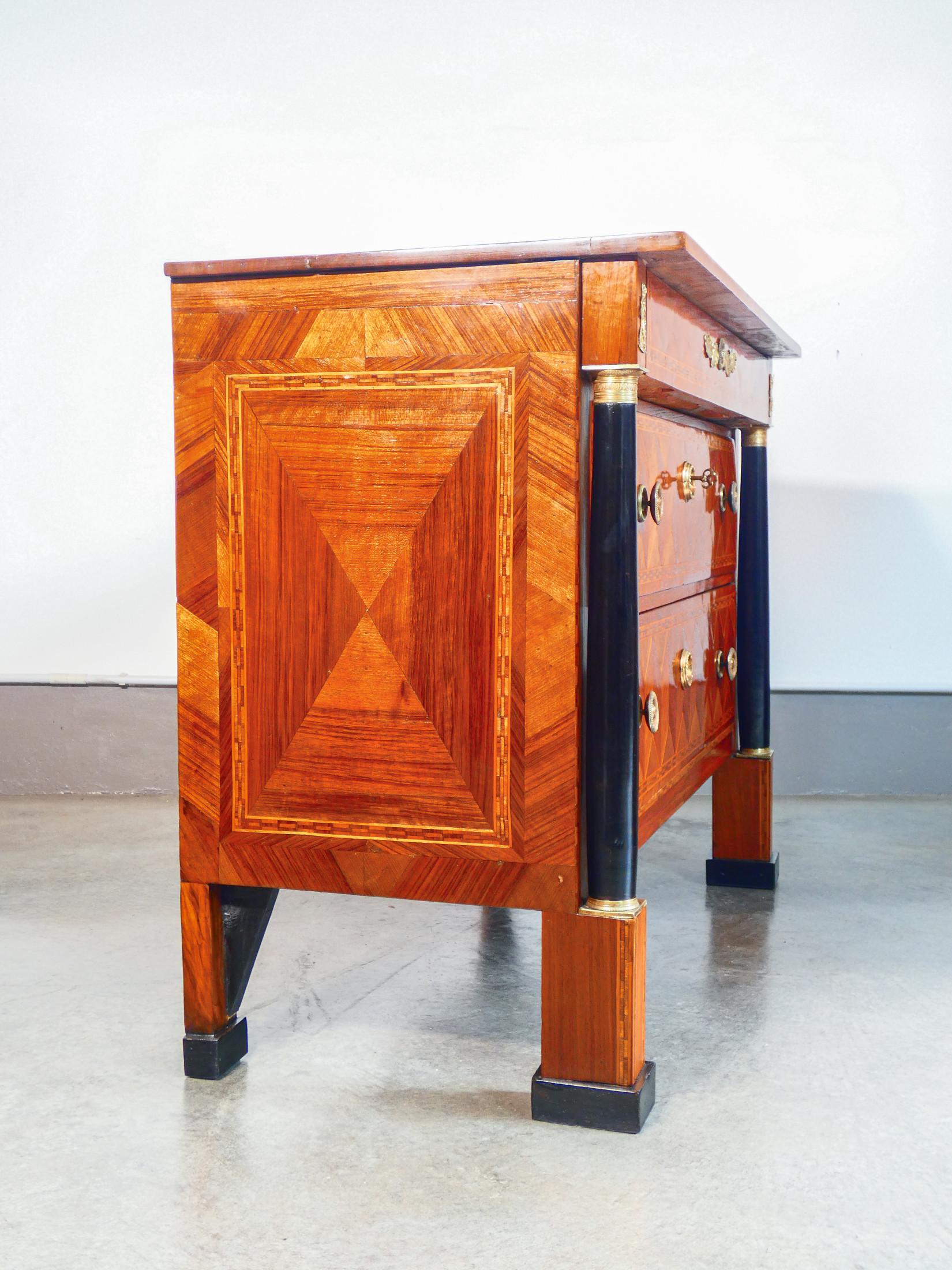 Comò IMPERO originale d'epoca, in legno intarsiato ed ebanizzato. Primo 1800 in vendita 1