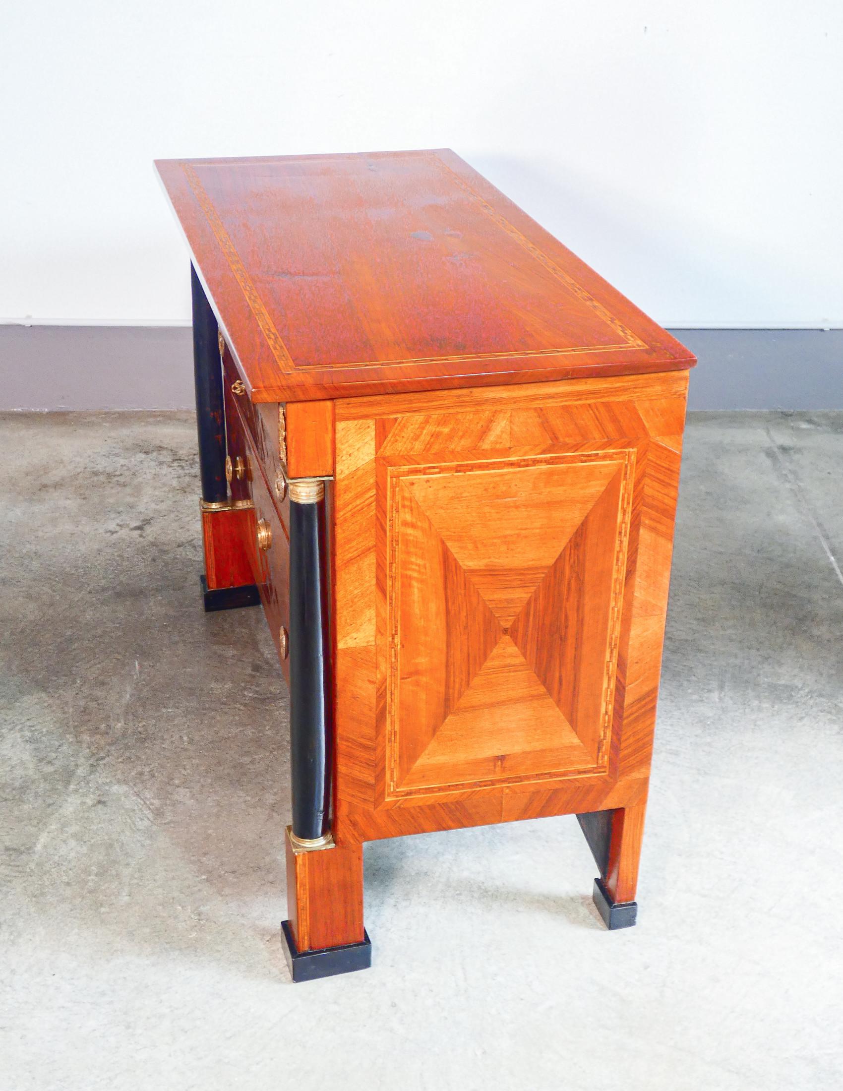 Comò IMPERO originale d'epoca, in legno intarsiato ed ebanizzato. Primo 1800 in vendita 2