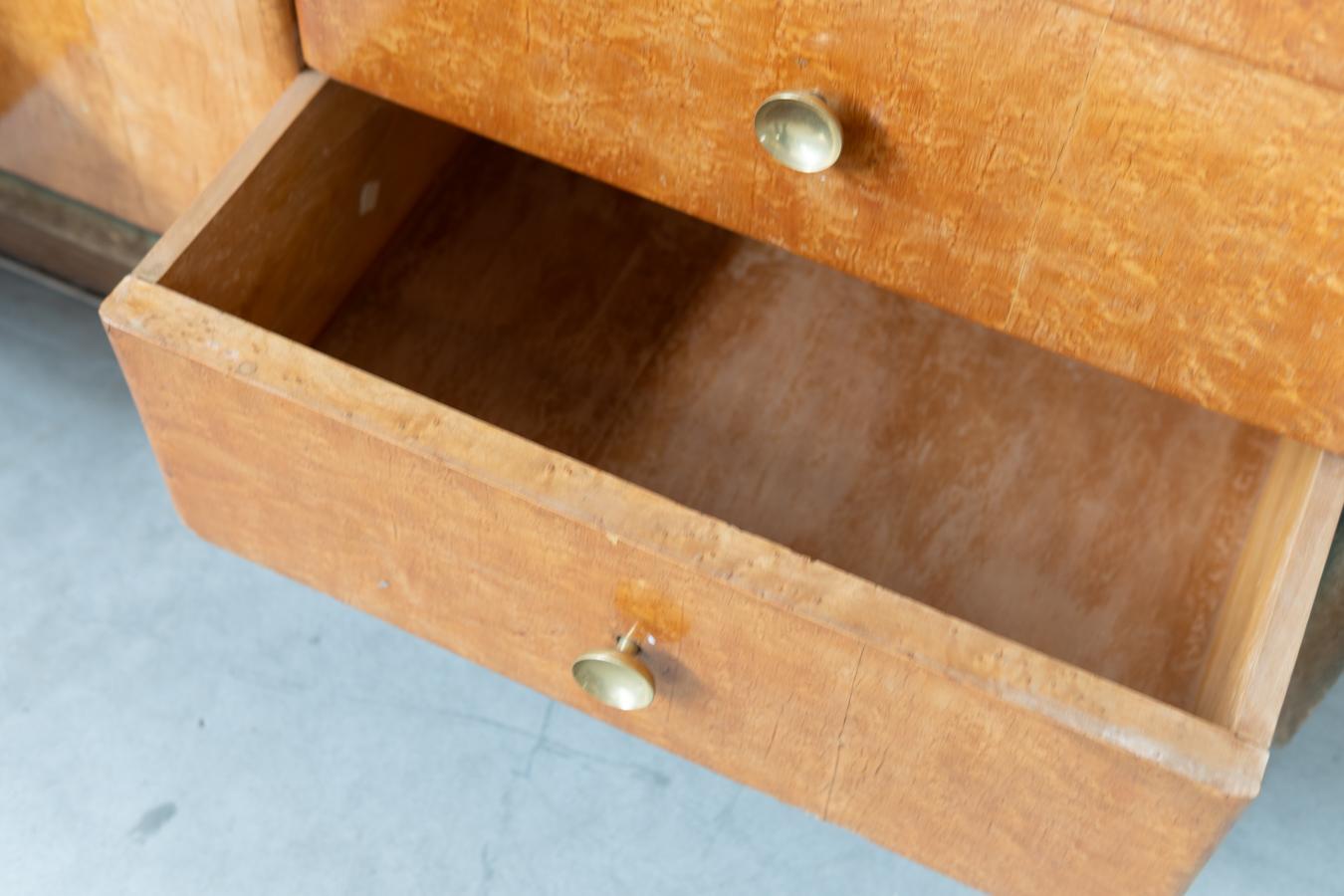 Commode en racine de bouleau, avec poignées en laiton, années 1950 en vente 4