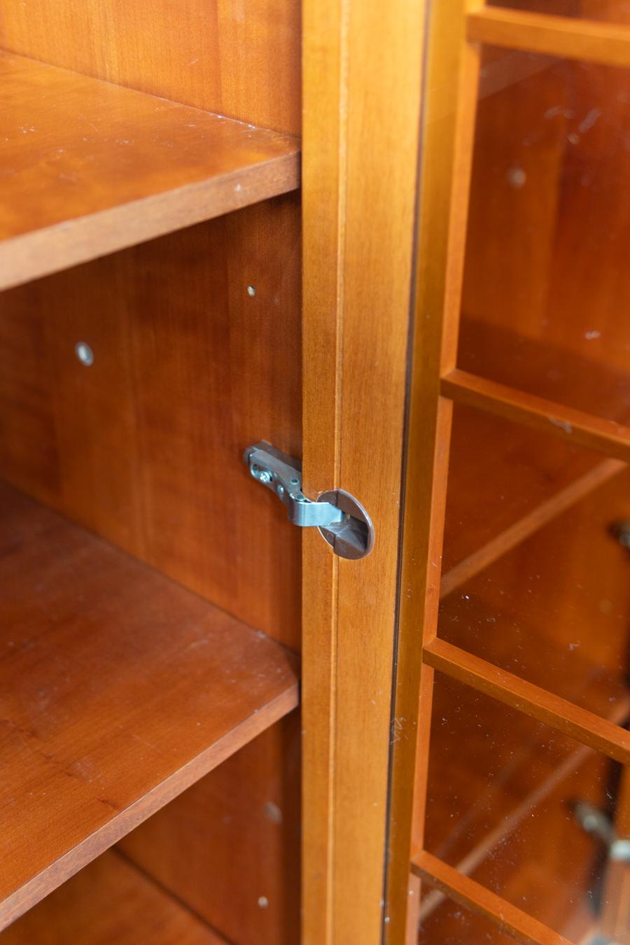 Comò in radica di betulla, con maniglie in ottone, 1950 in vendita 8
