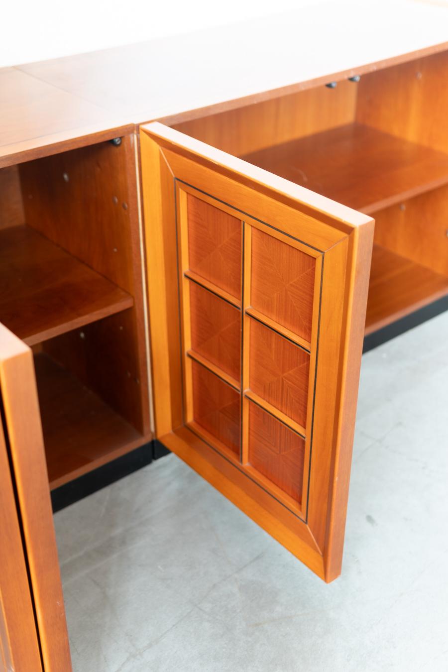 Comò in radica di betulla, con maniglie in ottone, 1950 in vendita 11