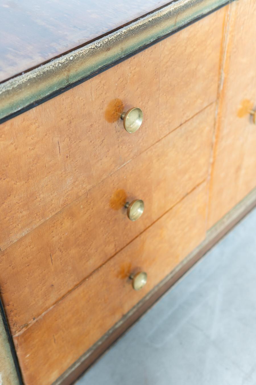 Commode en racine de bouleau, avec poignées en laiton, années 1950 en vente 11