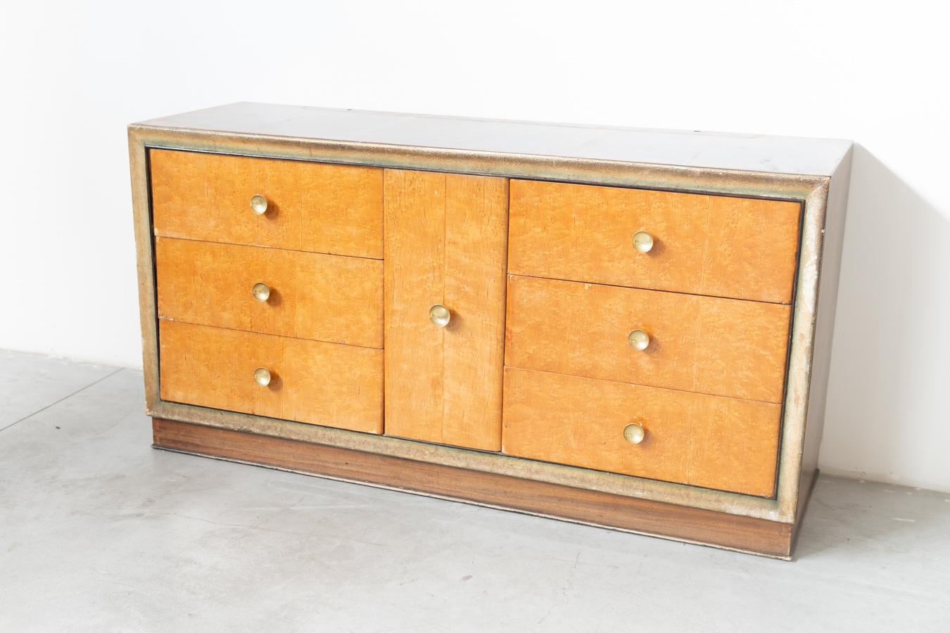 Italian Commode en racine de bouleau, avec poignées en laiton, années 1950 en vente