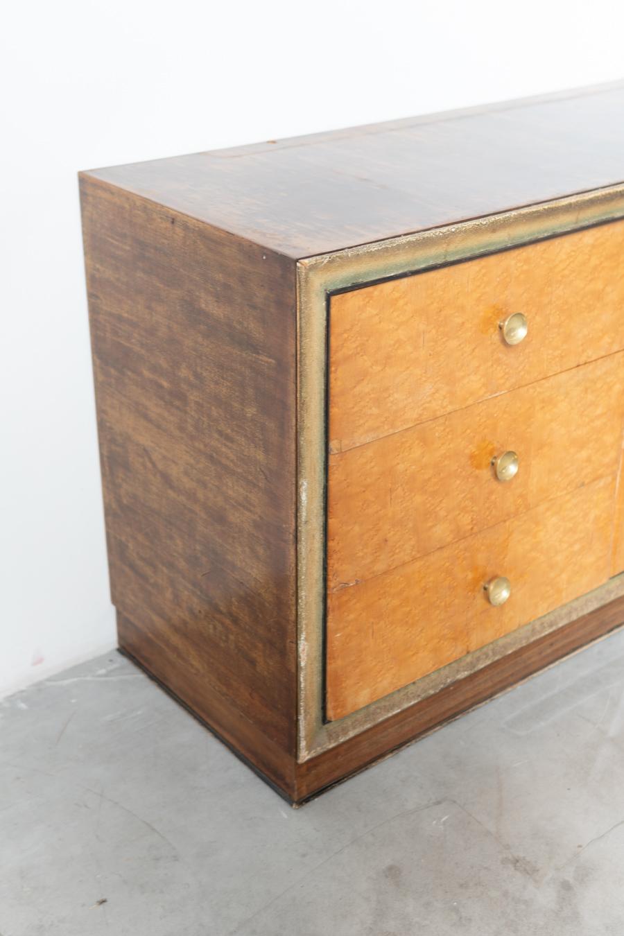 Commode en racine de bouleau, avec poignées en laiton, années 1950 Bon état - En vente à Manzano, IT