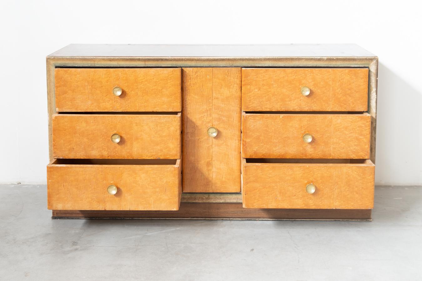 Mid-20th Century Commode en racine de bouleau, avec poignées en laiton, années 1950 en vente