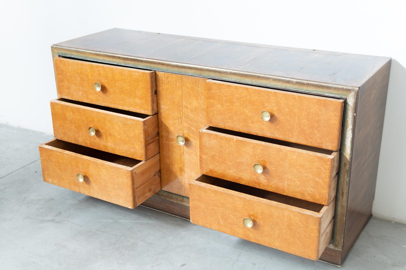Laiton Commode en racine de bouleau, avec poignées en laiton, années 1950 en vente