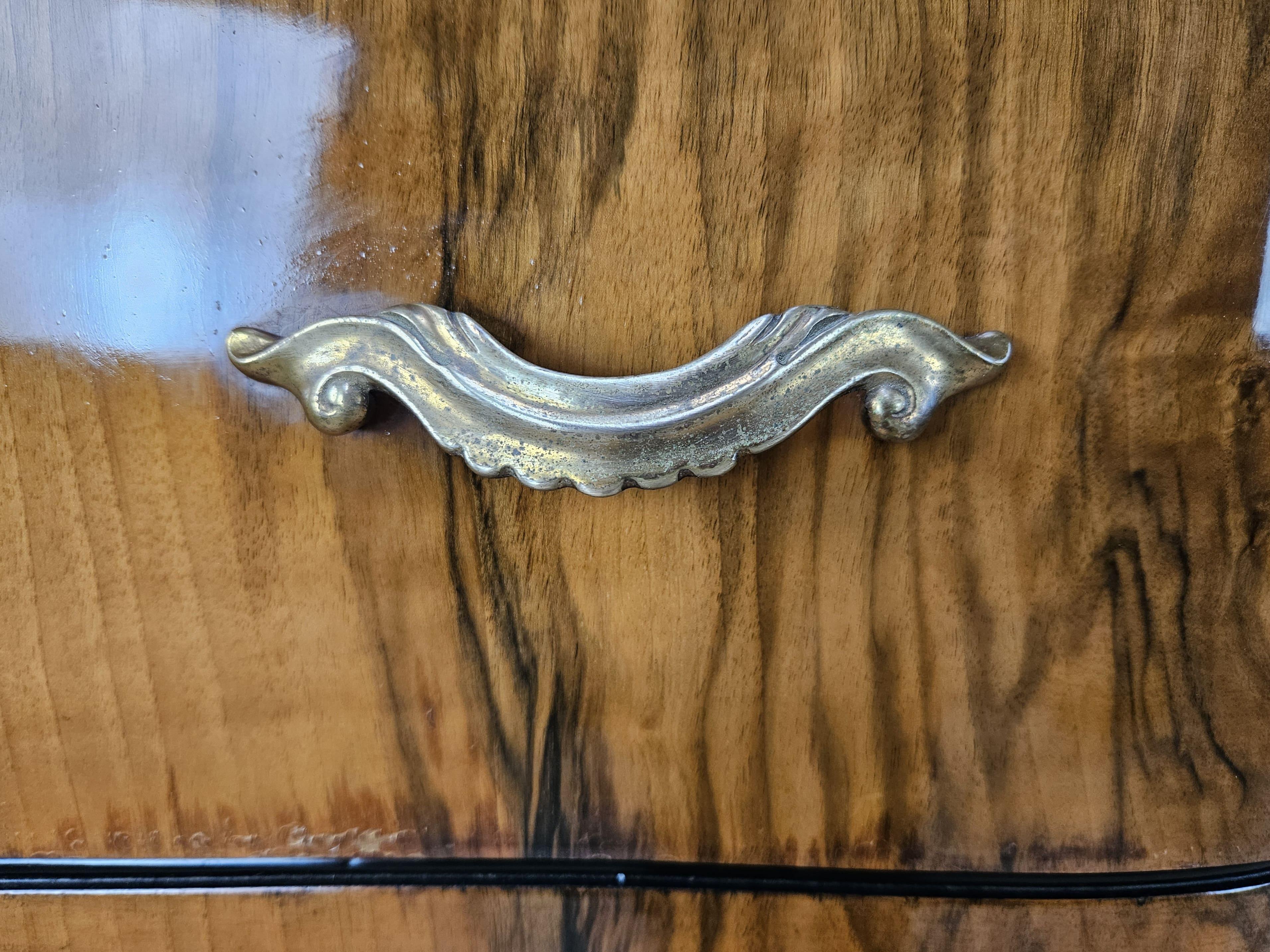 Comò in stile Chippendale in radica di noce e noce biondo con piano in vetro 6