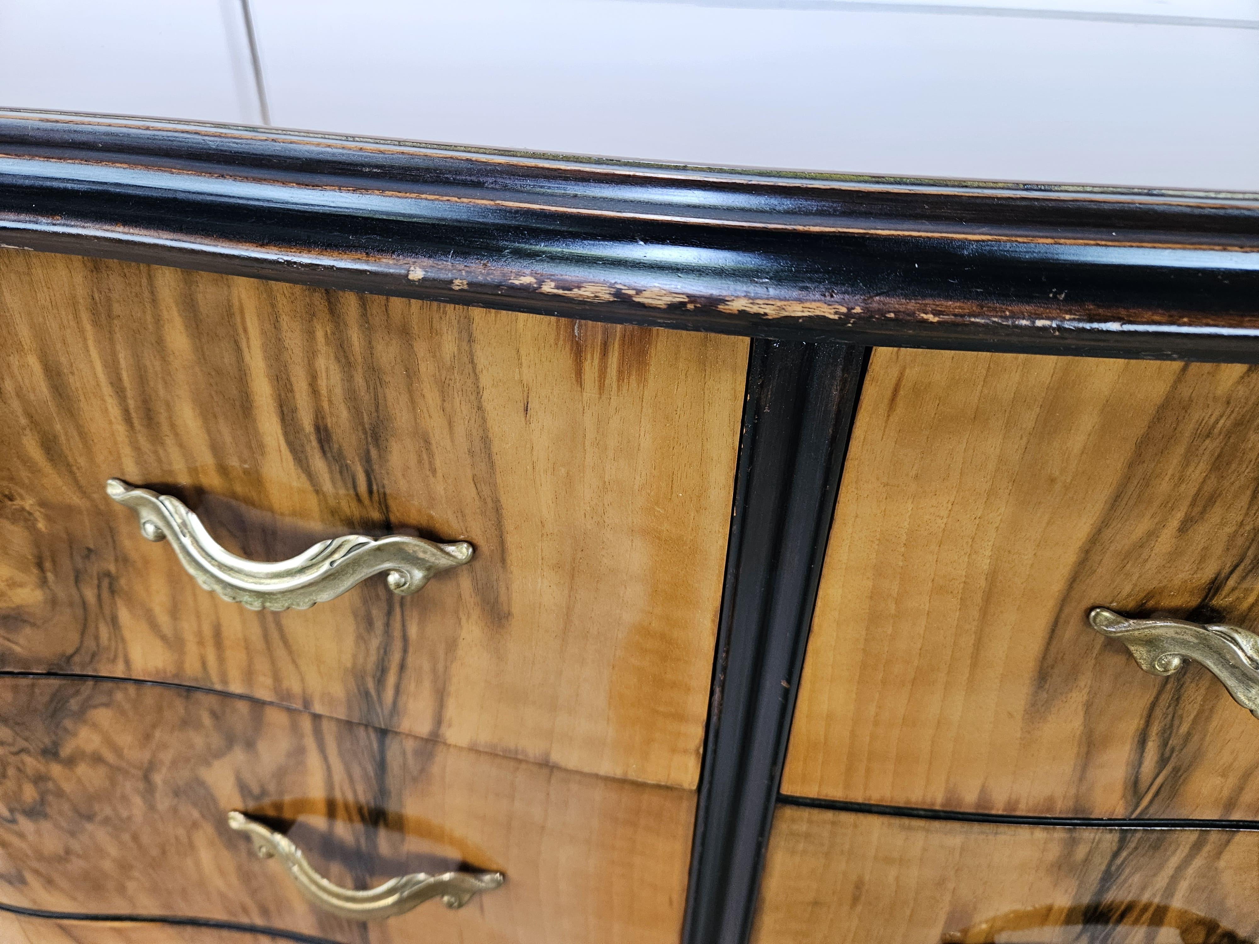 Comò in stile Chippendale in radica di noce e noce biondo con piano in vetro 7