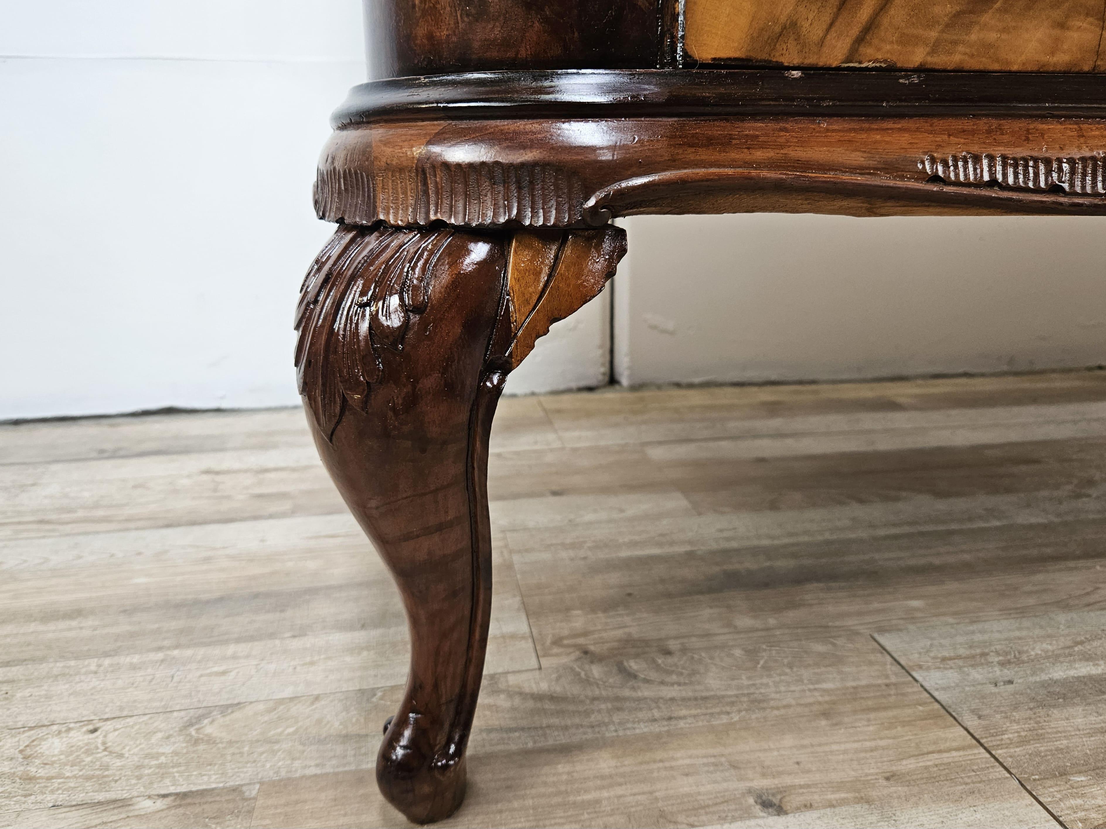 Comò in stile Chippendale in radica di noce e noce biondo con piano in vetro 8
