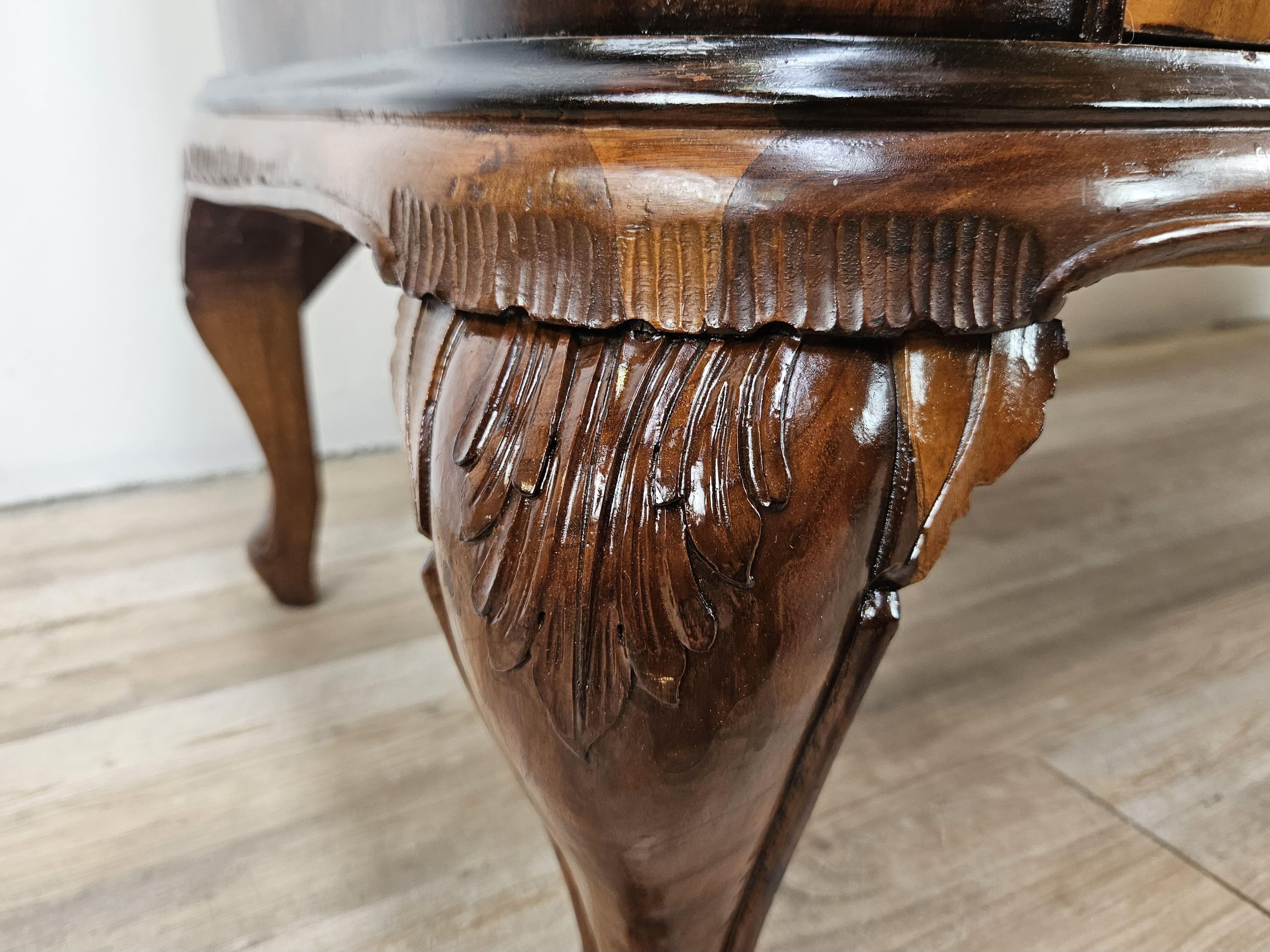 Comò in stile Chippendale in radica di noce e noce biondo con piano in vetro 9
