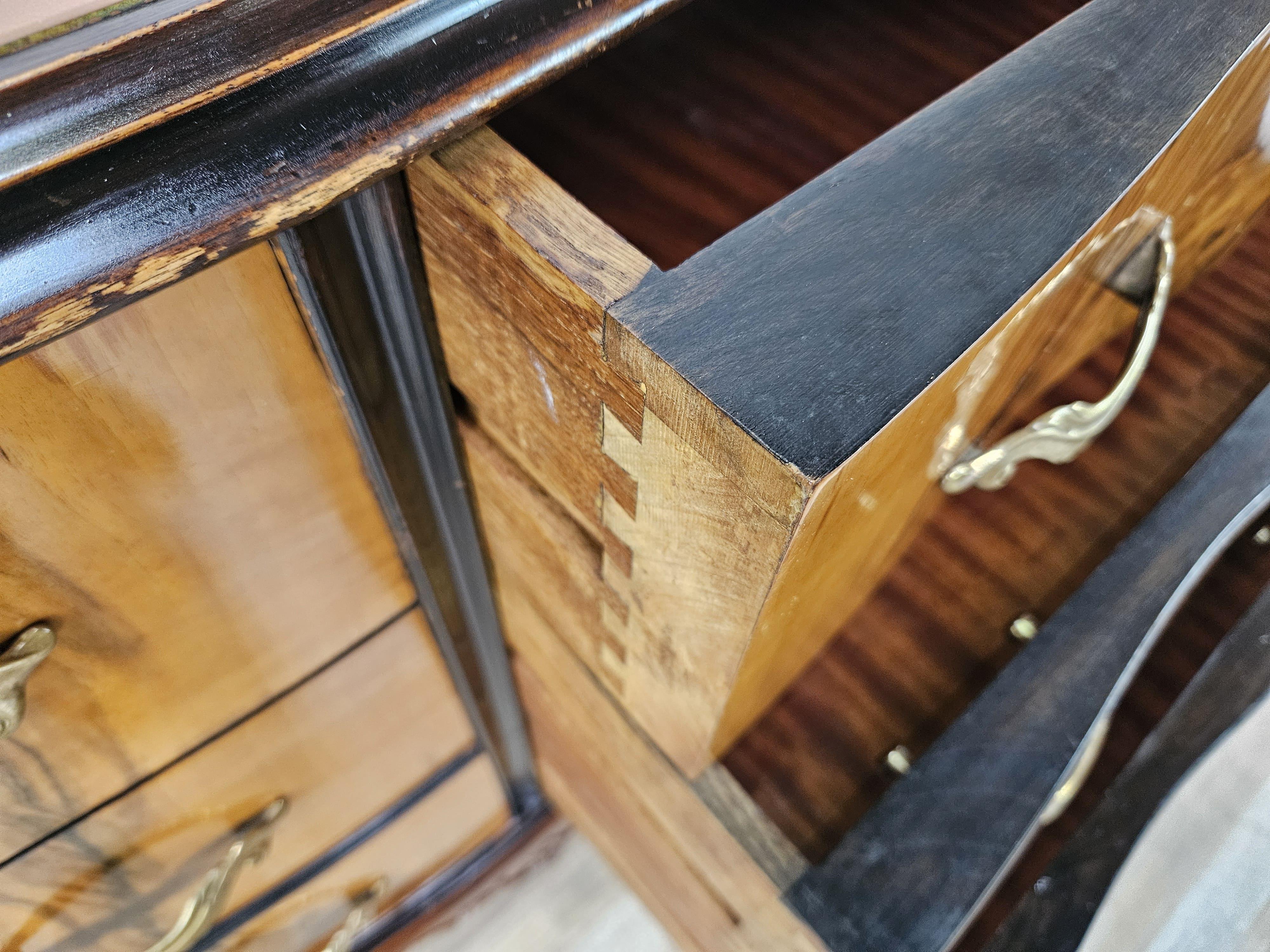 Comò in stile Chippendale in radica di noce e noce biondo con piano in vetro 14