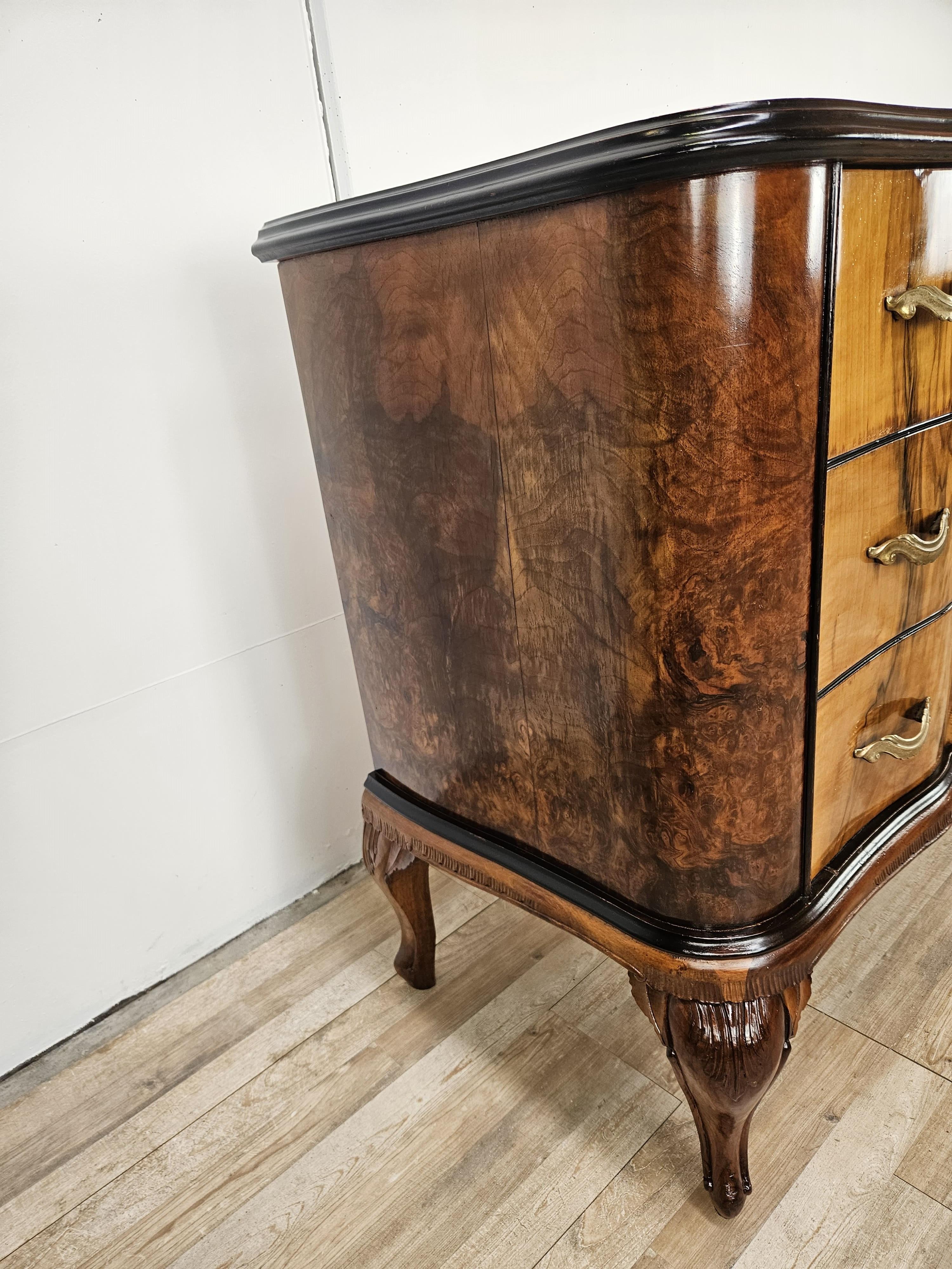 Italian Comò in stile Chippendale in radica di noce e noce biondo con piano in vetro