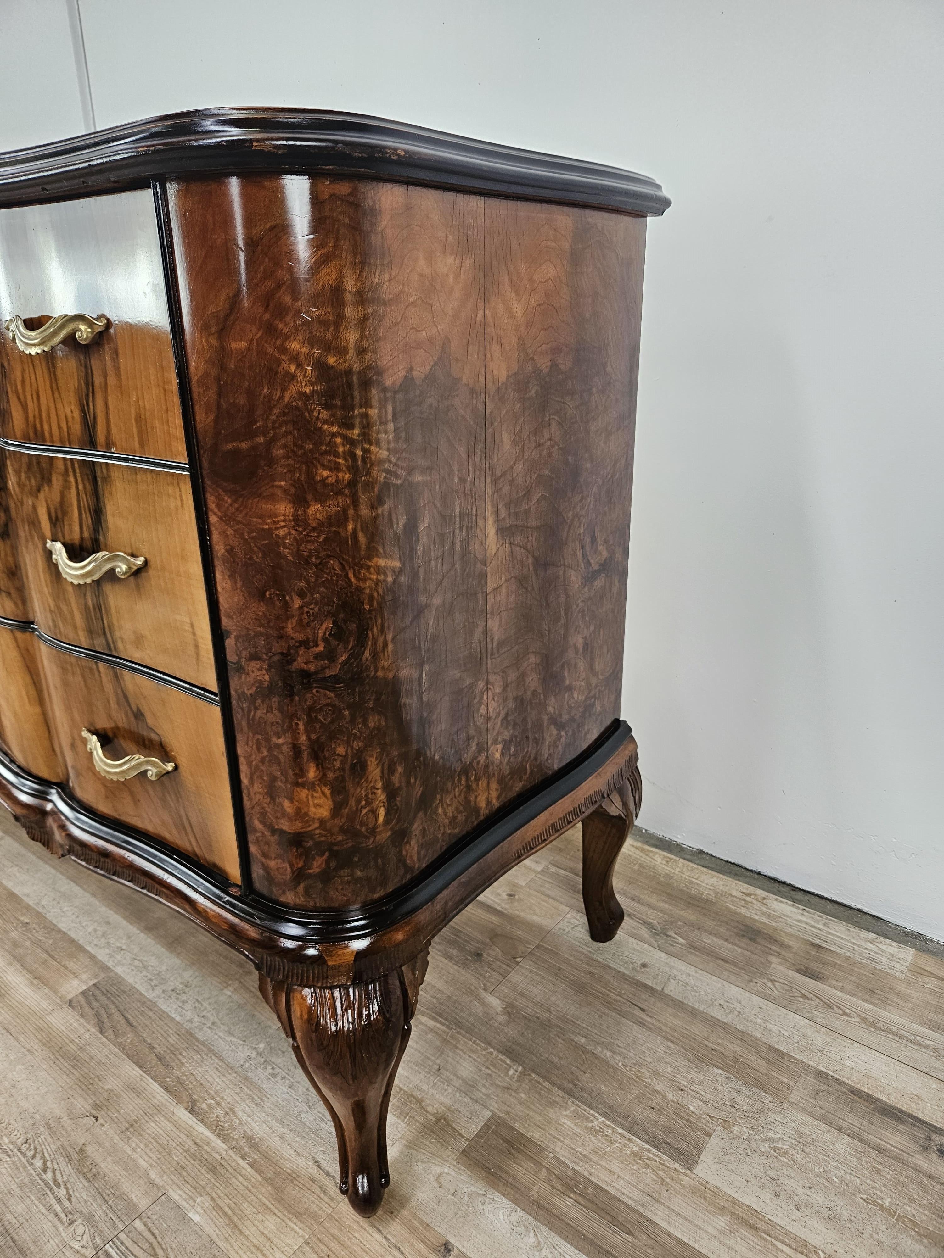 Comò in stile Chippendale in radica di noce e noce biondo con piano in vetro In Good Condition In Premariacco, IT