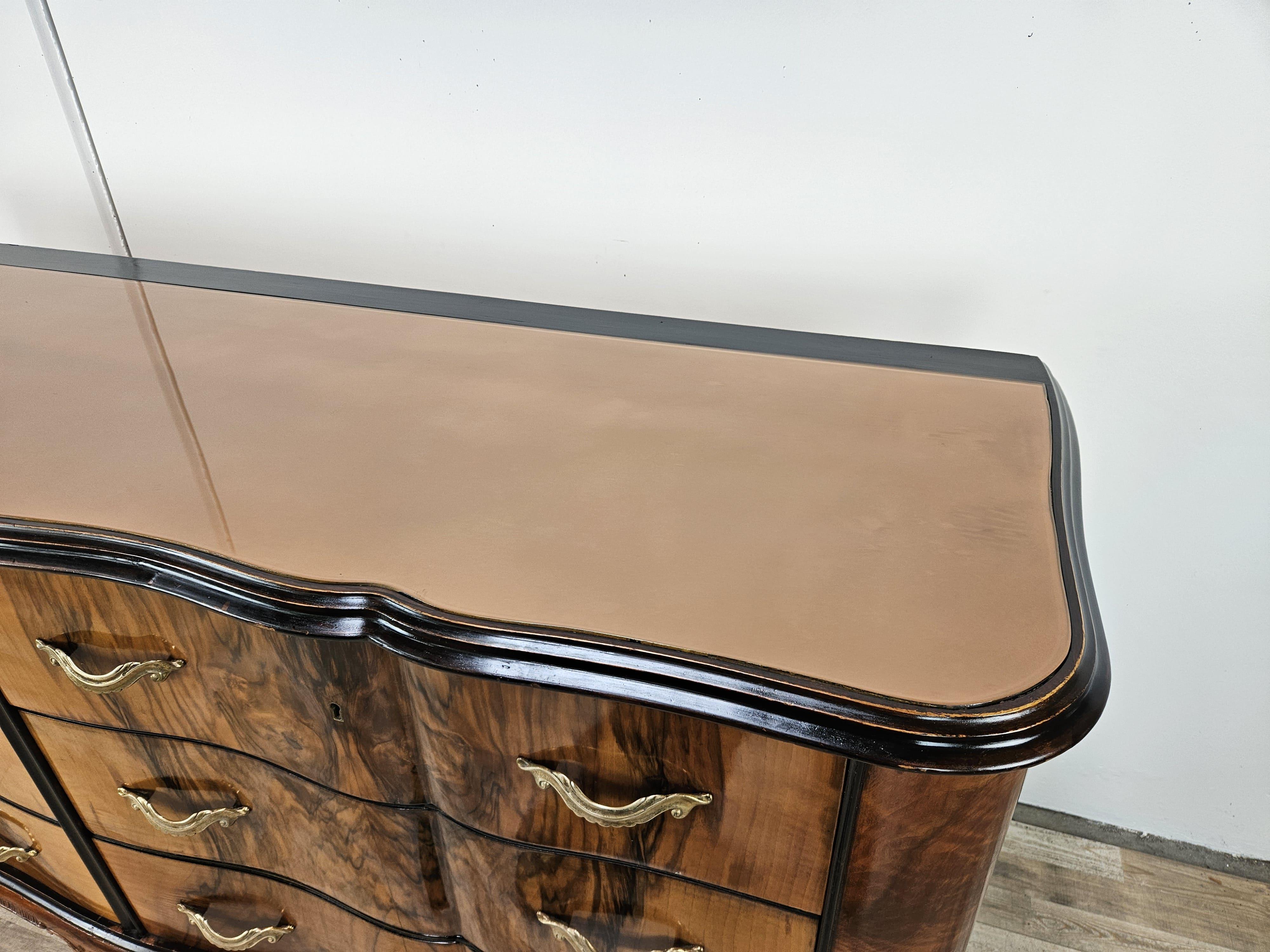 Brass Comò in stile Chippendale in radica di noce e noce biondo con piano in vetro