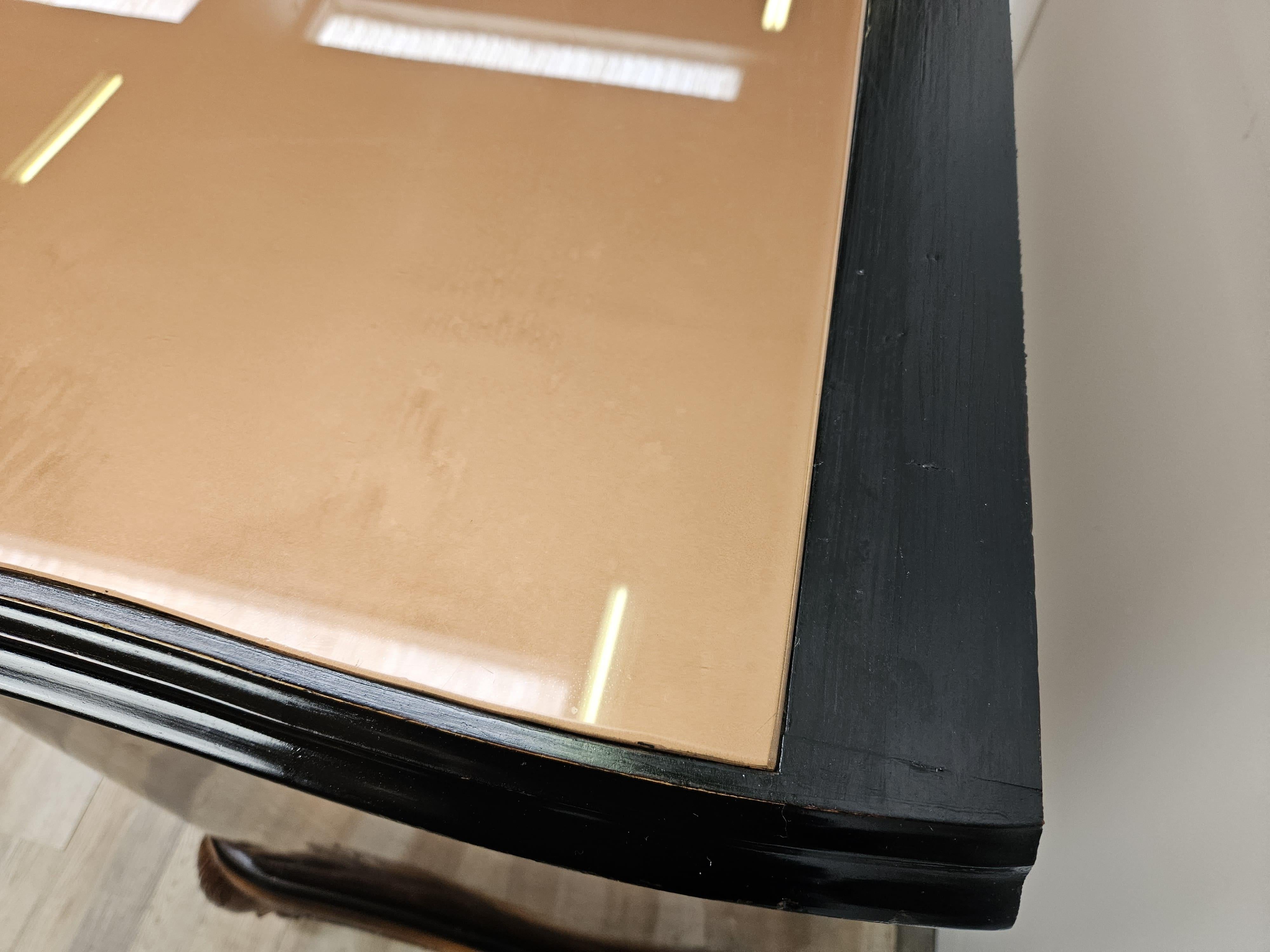Comò in stile Chippendale in radica di noce e noce biondo con piano in vetro 2