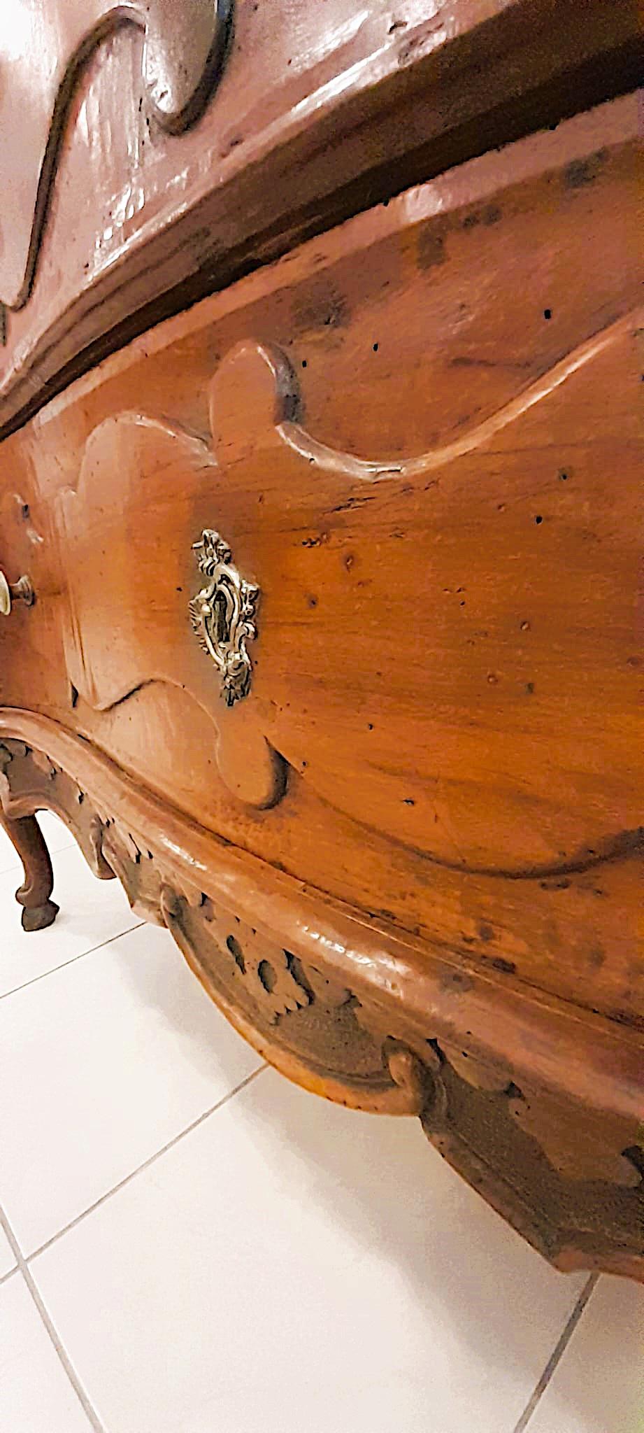 Hand-Carved Comò intagliato Luigi XV, con due cassetti mossi e intagliati del 1700 For Sale