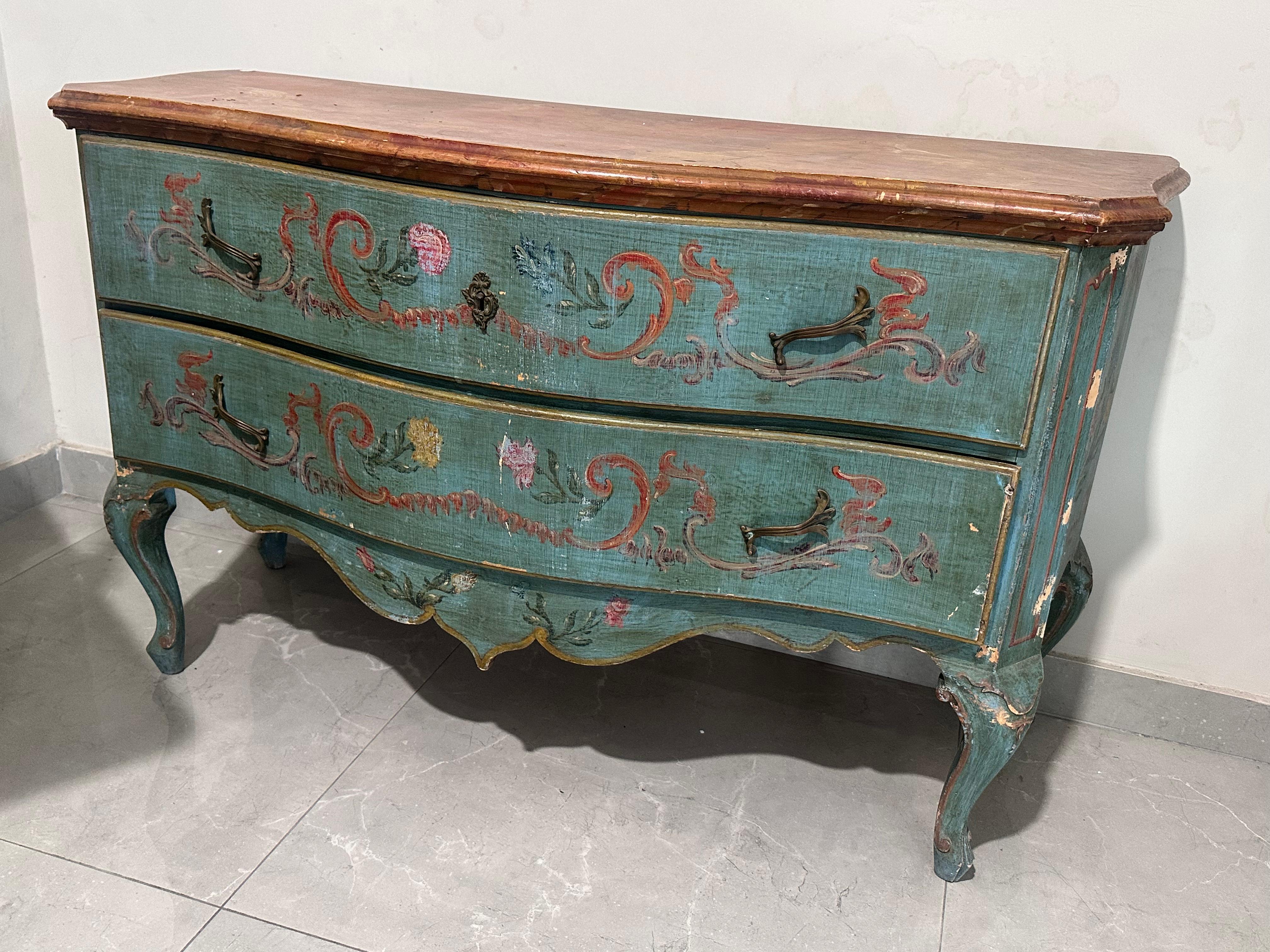 Gorgeous lacquered and painted Como from the early 20th century