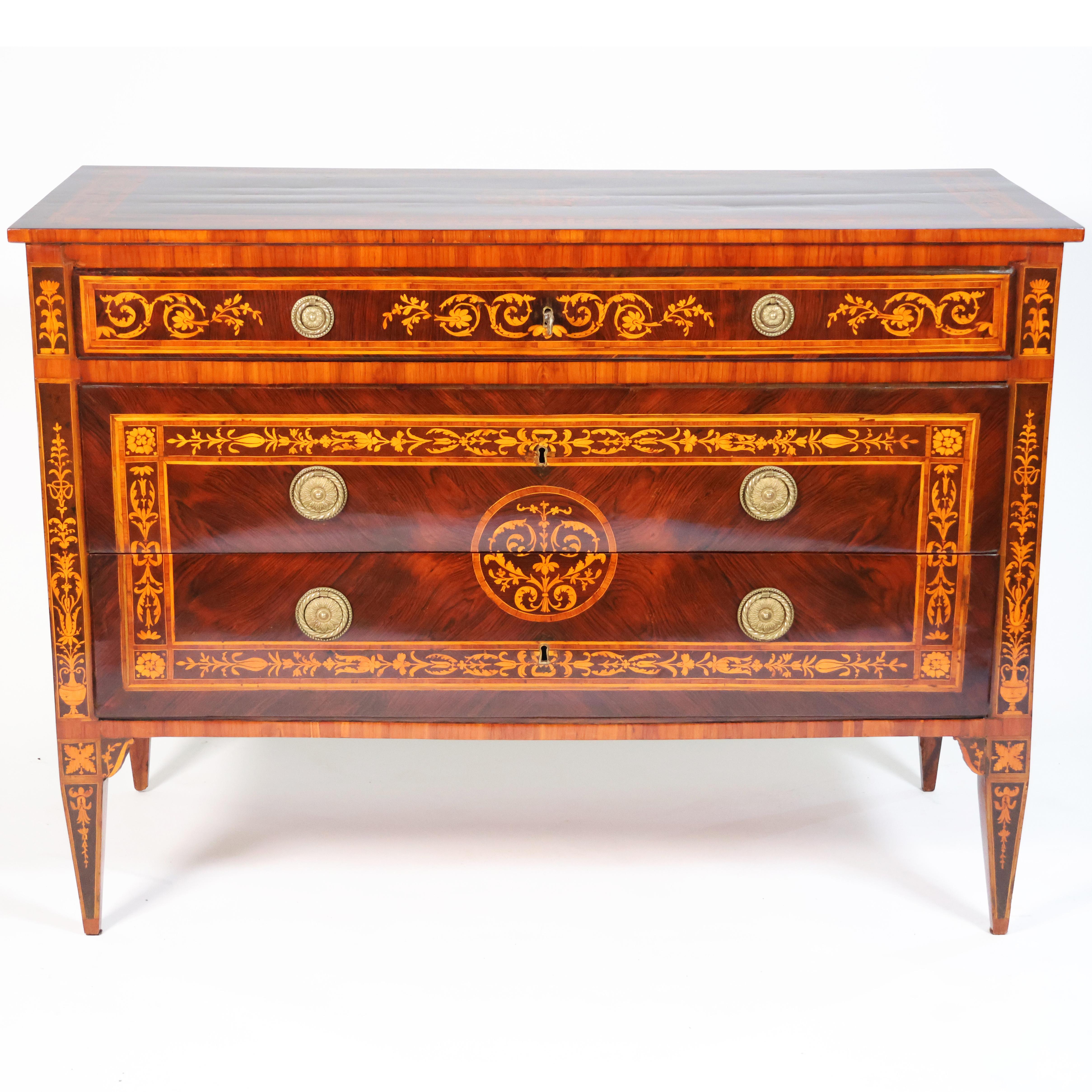 Descrizione
Comò lastronato in palissandro ed intarsi in bosso, legno di rosa ed acero tinto, Lombardia, fine XVIII secolo.
Elegante comò lombardo, Luigi XVI, a tre cassetti, lastronato in palissandro, con preziosi intarsi in bosso, bois de rose ed