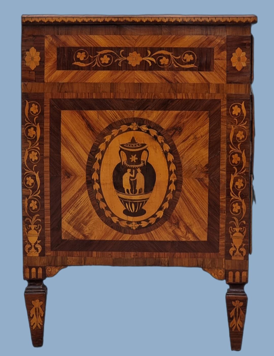 Élégante commode lombarde de style Louis XVI, fabriquée dans le dernier quart du XVIIIe siècle, caractérisée par une fine marqueterie et des proportions harmonieuses. Ses dimensions sont les suivantes : largeur 124 cm, hauteur 87 cm et profondeur 60