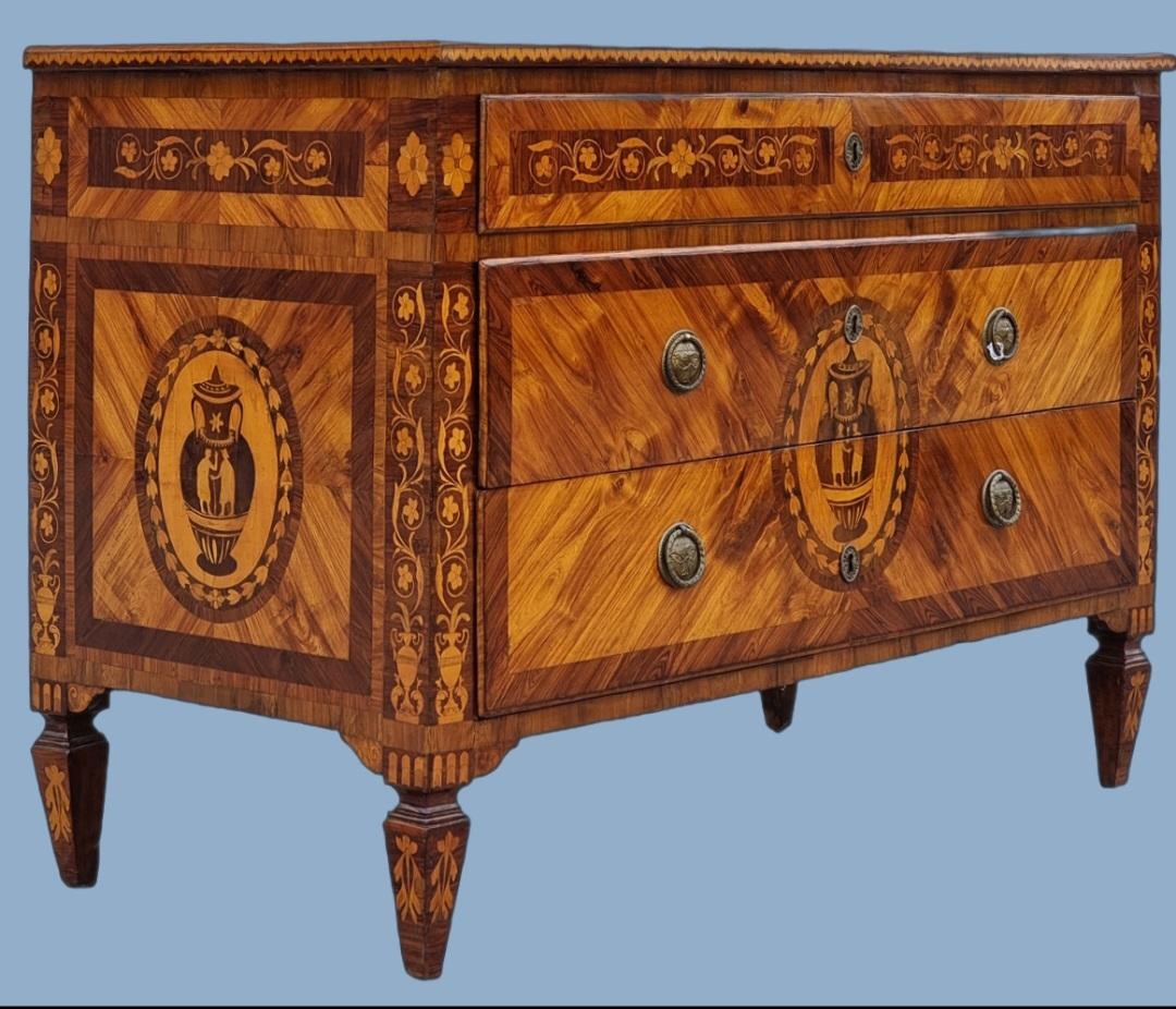 Italian Commode lombarde Louis XVI - Dernier quart du XVIIIe siècle en vente