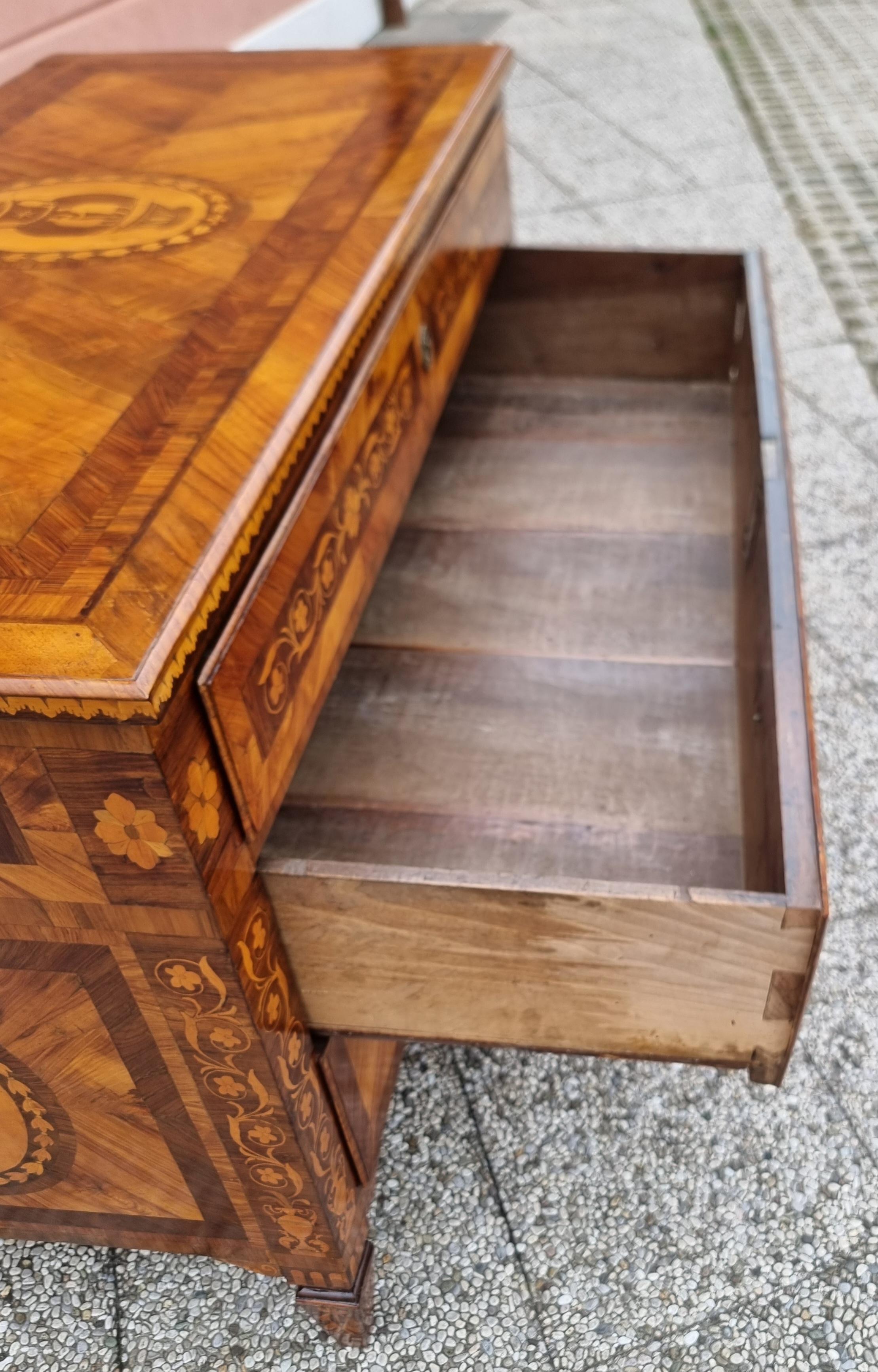 Incrusté Commode lombarde Louis XVI - Dernier quart du XVIIIe siècle en vente