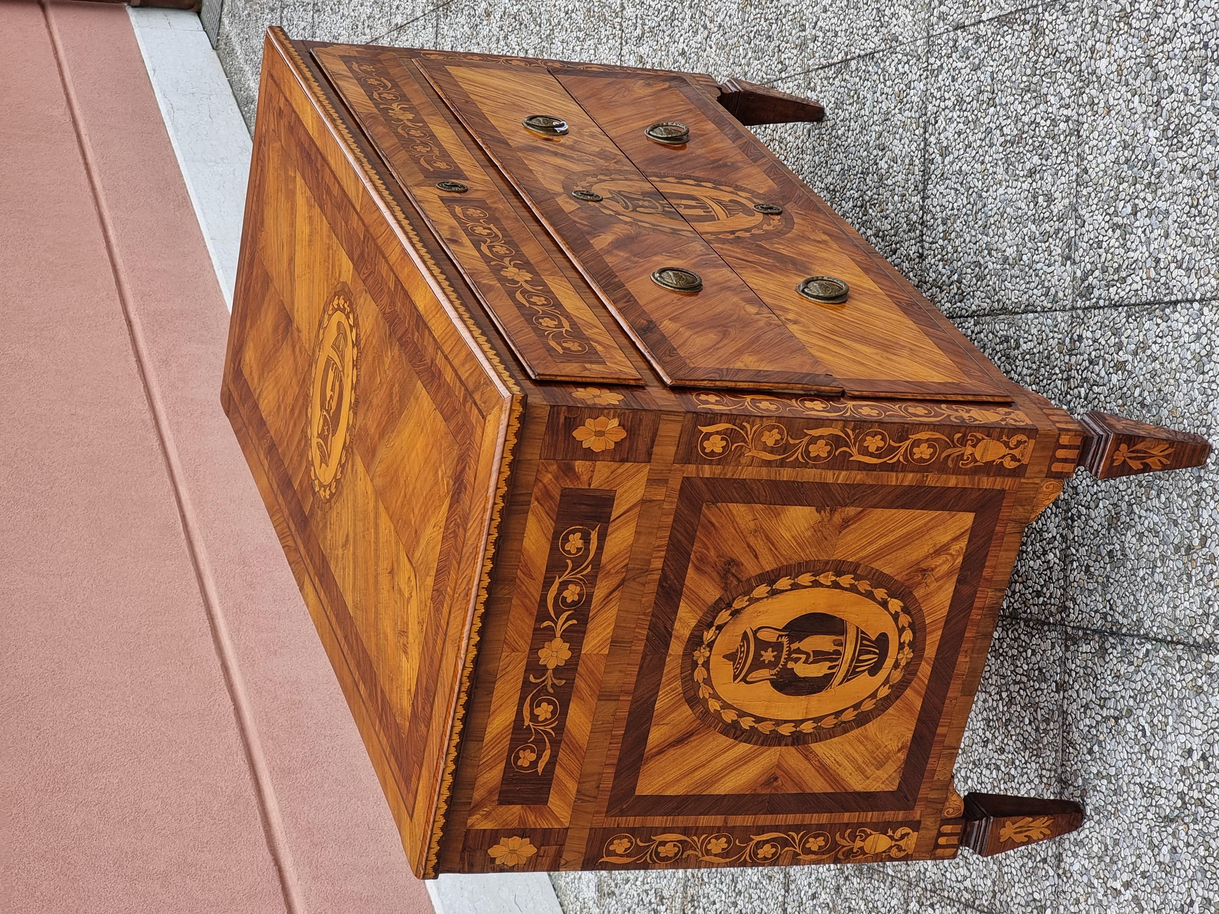 18th Century and Earlier Commode lombarde Louis XVI - Dernier quart du XVIIIe siècle en vente