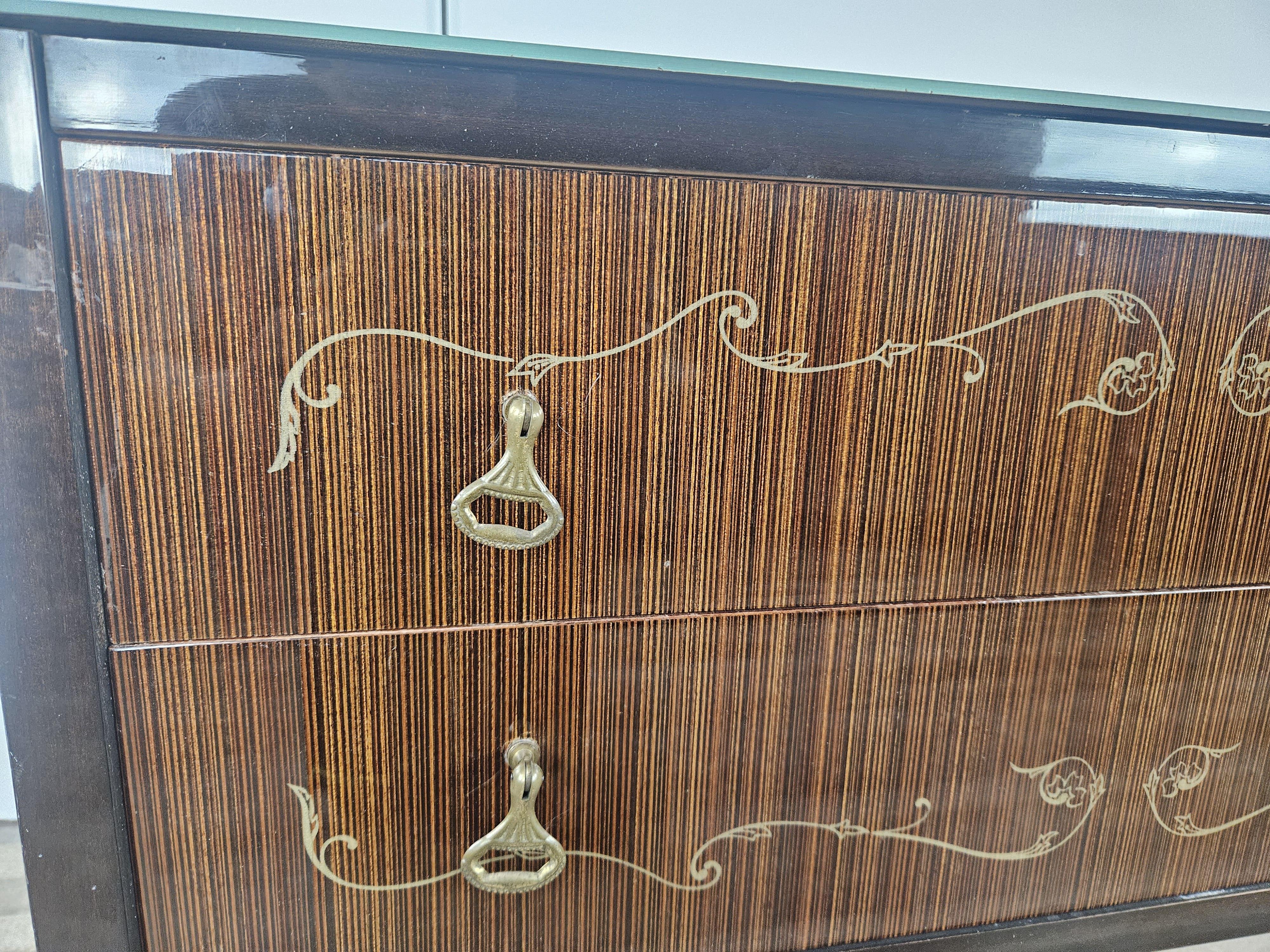 Italian Mid Century dresser with blue worked glass and four drawers, 1960s For Sale 5