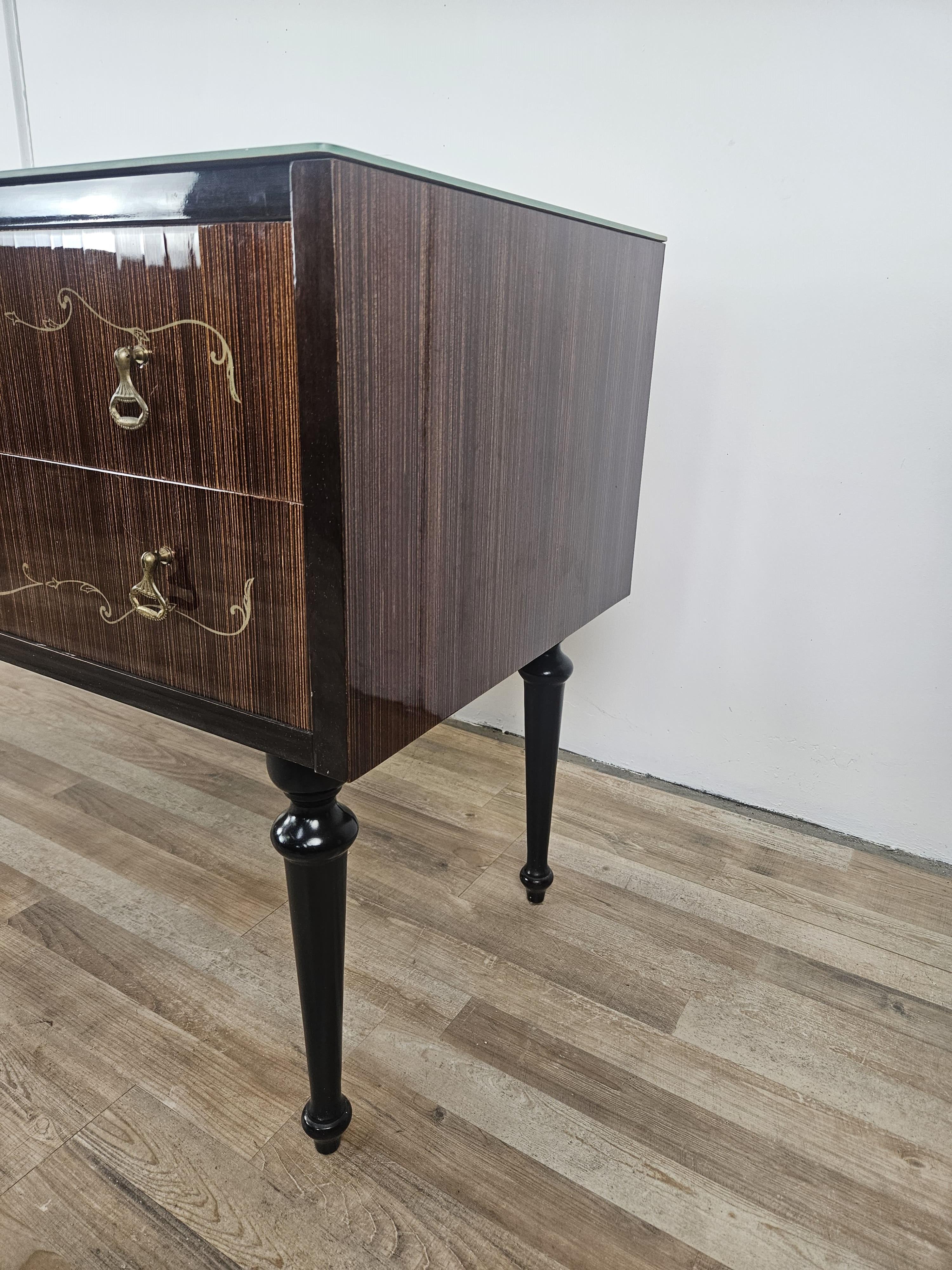Italian Mid Century dresser with blue worked glass and four drawers, 1960s In Good Condition For Sale In Premariacco, IT