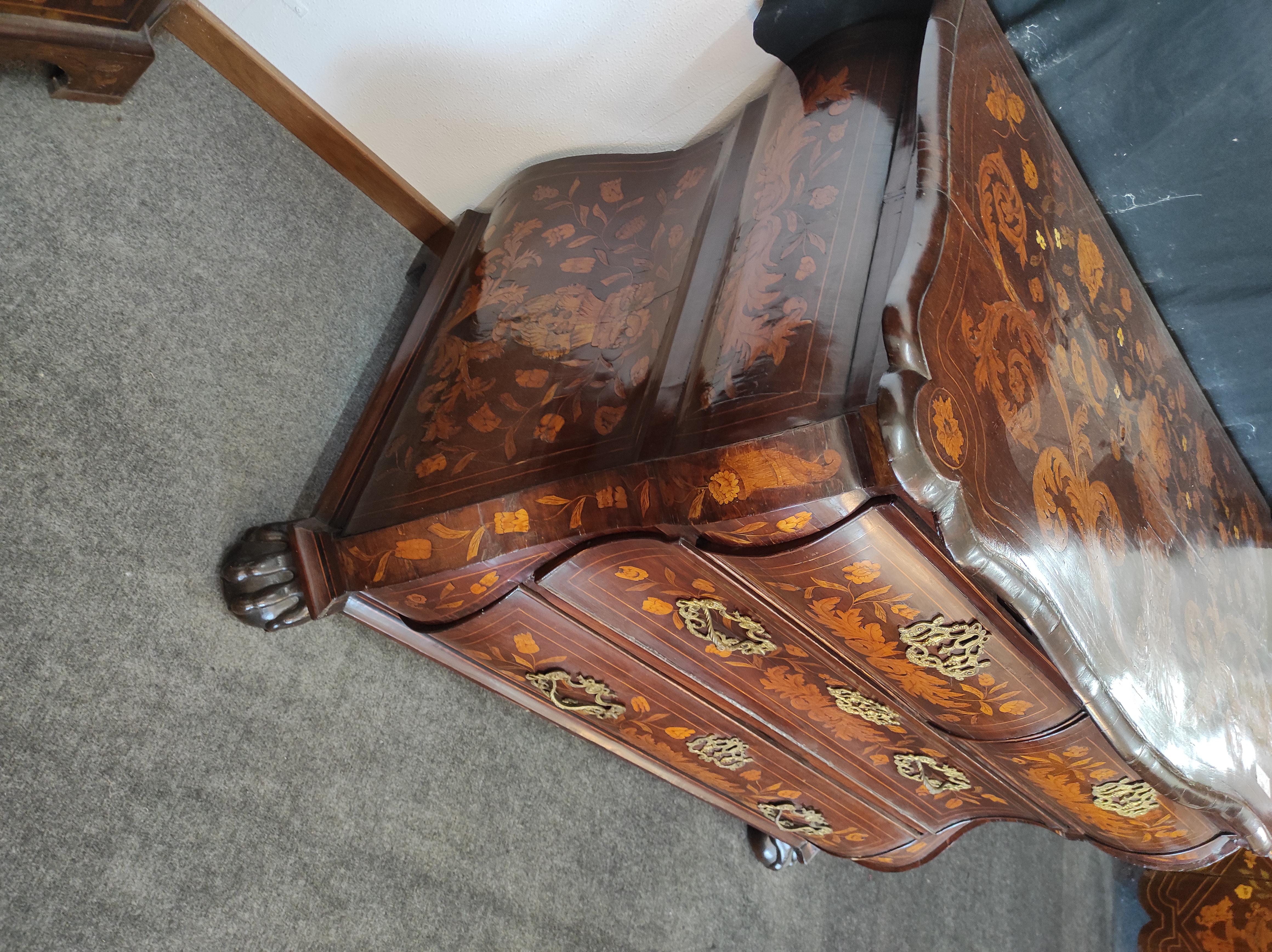 Late 1700s inlaid dresser from Holland.
This dresser is small in size but enormously elegant is wavy at the sides and inlaid with floral motifs on each side.
I bought it in France but it's Dutch
The interior of the drawers is oak.
It has already