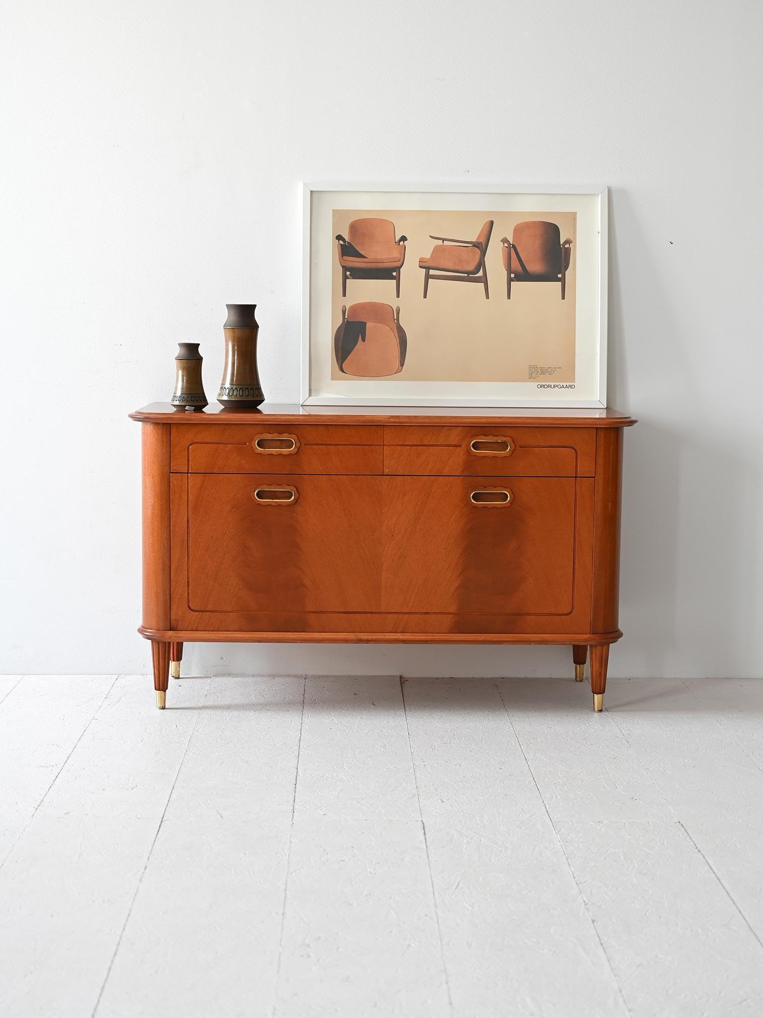 Mobile anni '40 con cassetti, maniglie incassate con dettagli dirati e gambe con puntale in ottone. 

Il mobile cela all'interno una serie di cassetti suddivisi tipo schedario. Grazie alle linee eleganti dal gusto classico è ideale per aggiungere
