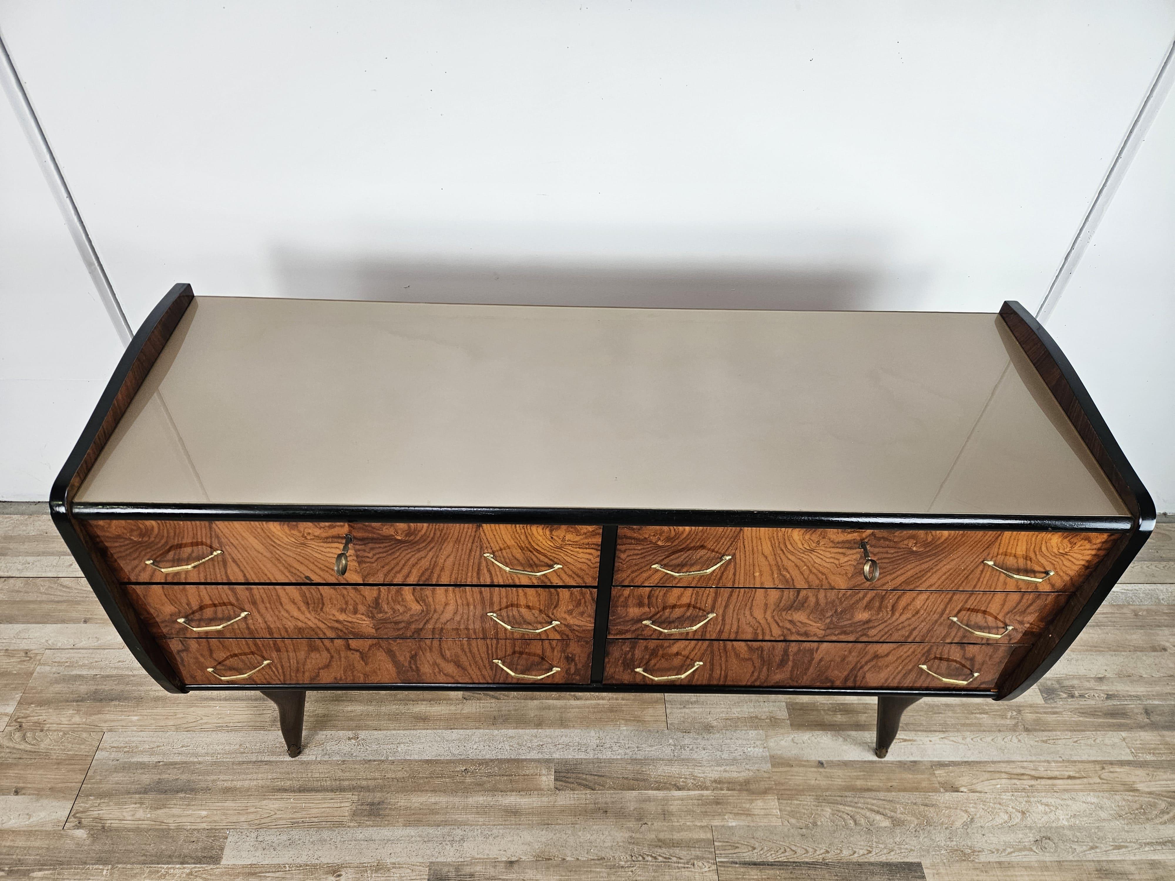 Italiano Comò sei cassetti anni '50 con piano in vetro in vendita