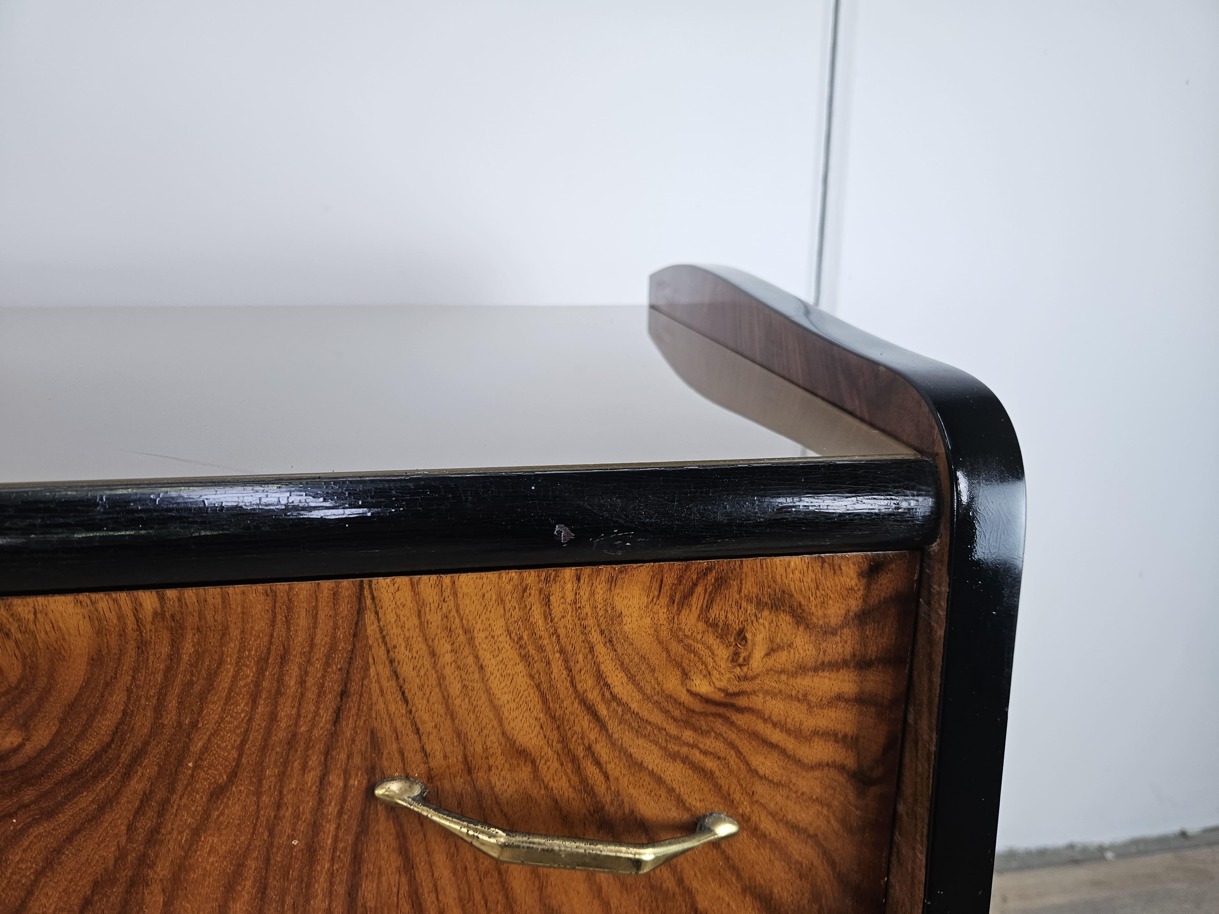 Impiallacciato Comò sei cassetti anni '50 con piano in vetro in vendita