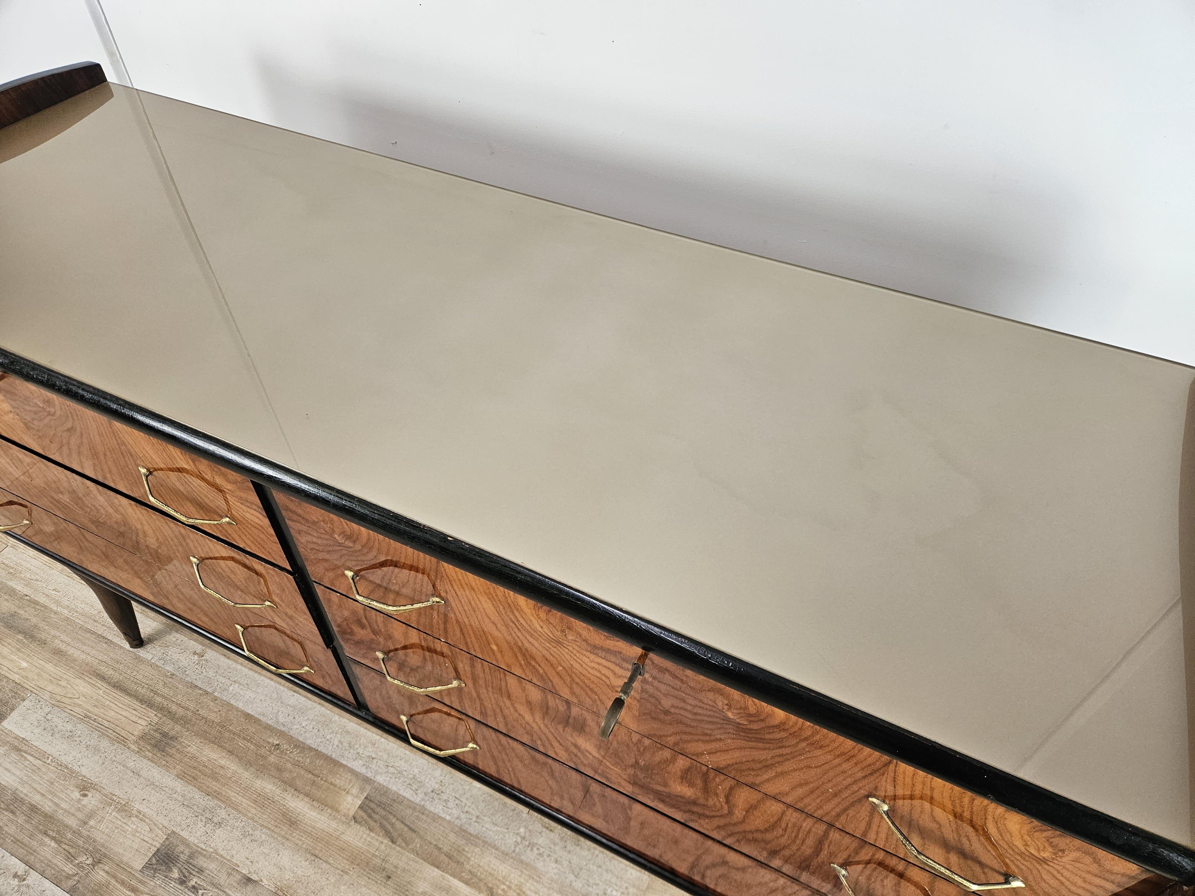 Comò sei cassetti anni '50 con piano in vetro In condizioni buone in vendita a Premariacco, IT