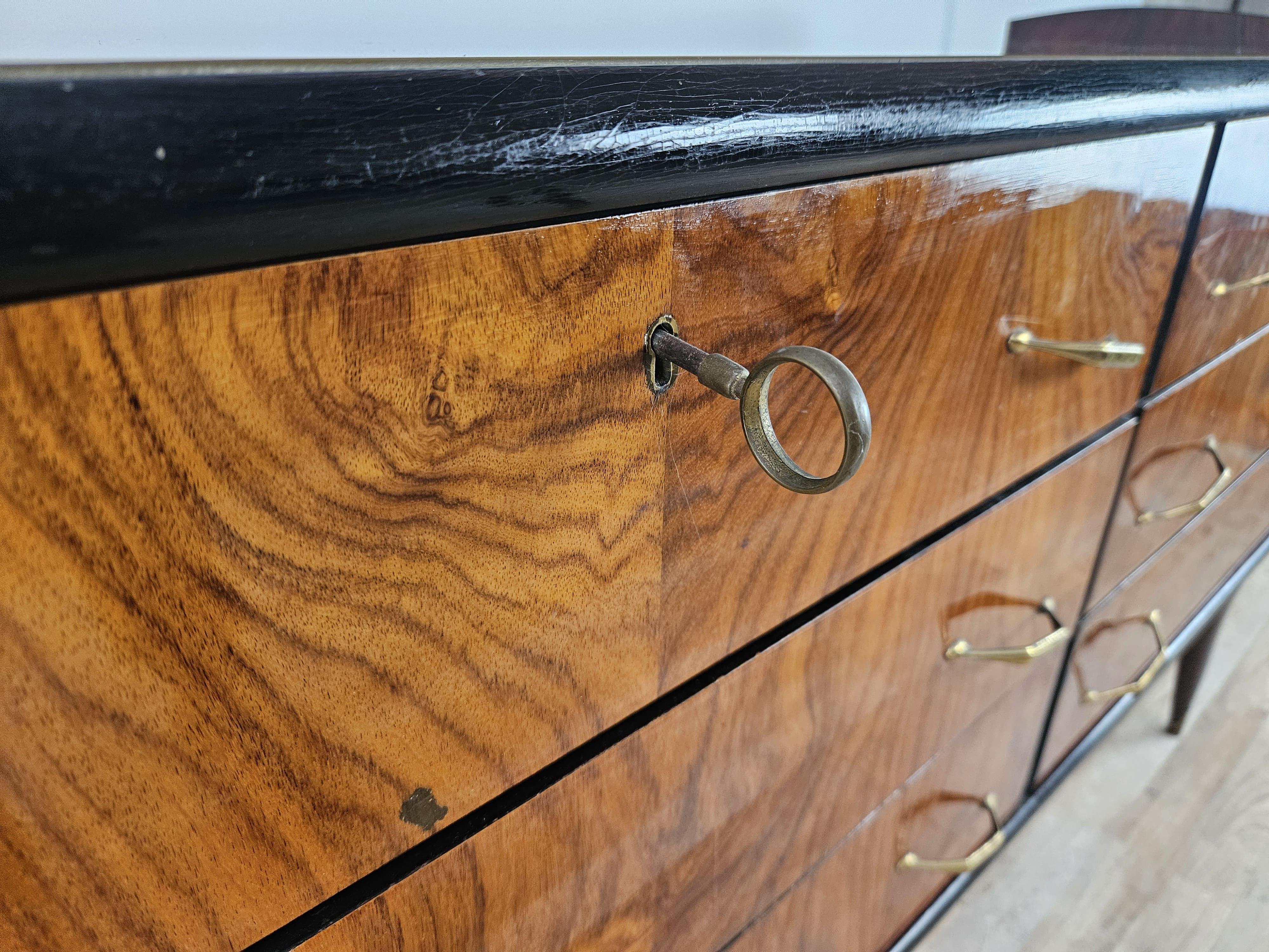 Ottone Comò sei cassetti anni '50 con piano in vetro in vendita