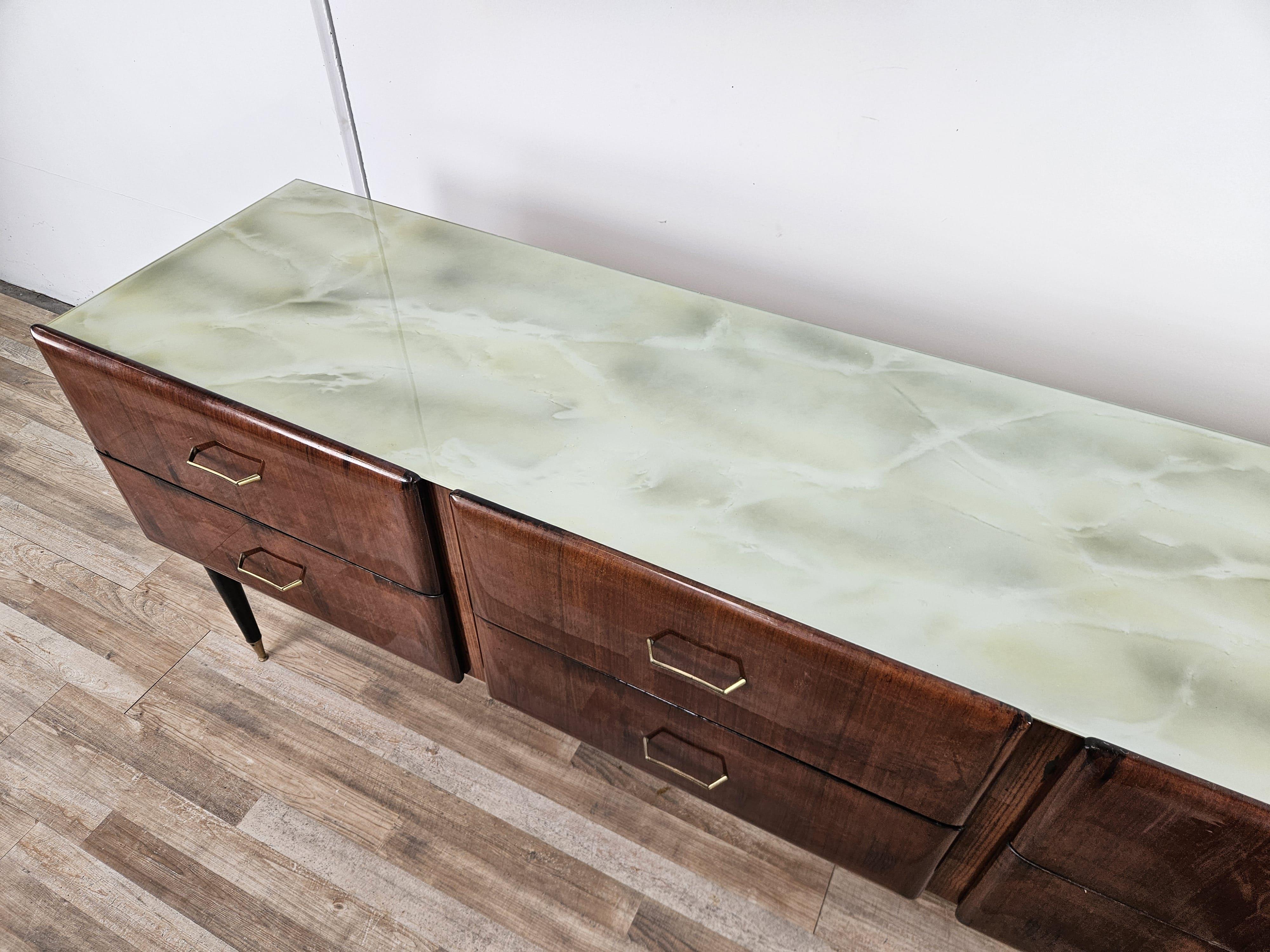 Vintage six-drawer mahogany burl dresser with glass top, 1960s In Good Condition For Sale In Premariacco, IT