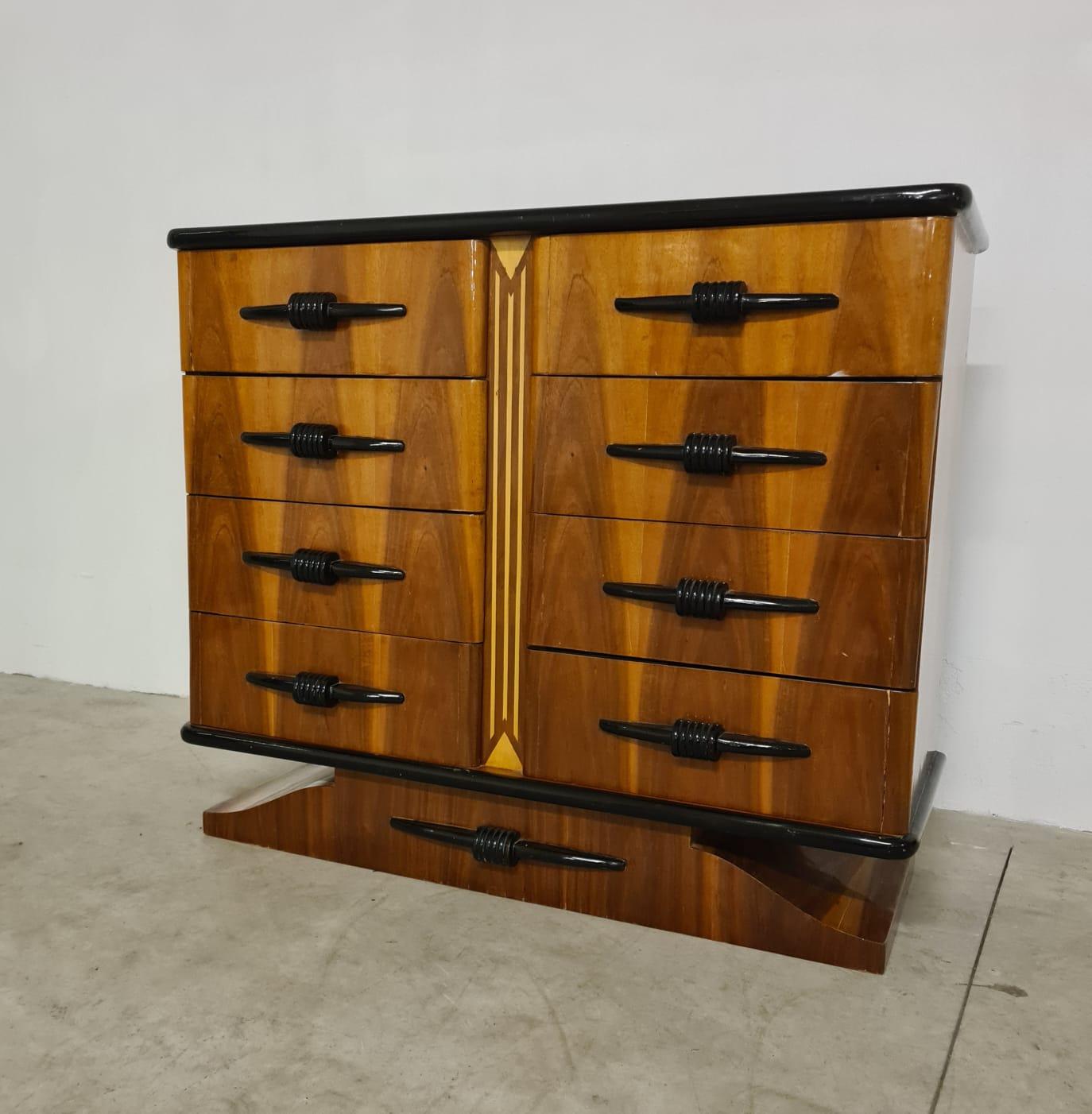 Comò Art Deco'.

Elegante Comò  degli anni 40'.

Lo stile Art Deco' nasce a Parigi nel 1925 e termina negli anni 40' circa.

Il nuovo stile sostituisce i fronzoli dall'art nouveau con linee dritte geometriche.

Questo raffinato comò presenta una