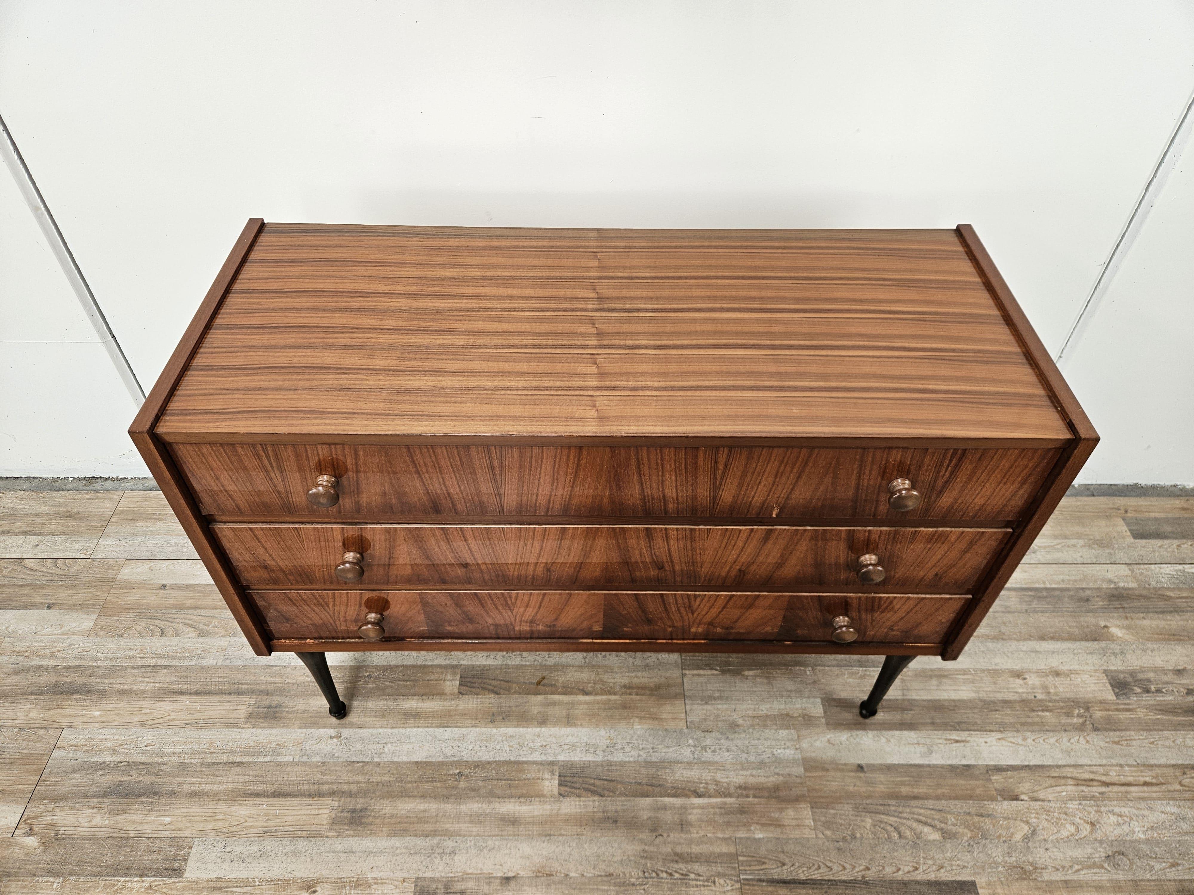 Cassettiera vintage anni '70 con struttura in legno e compensato, molto leggera e lineare nella forma.

Presenta alcuni segni d'usura come da foto dovuti all'età e all'utilizzo.