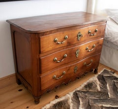 Cómoda francésa con tres cajones de caoba y herrajes de bronce S XVIII