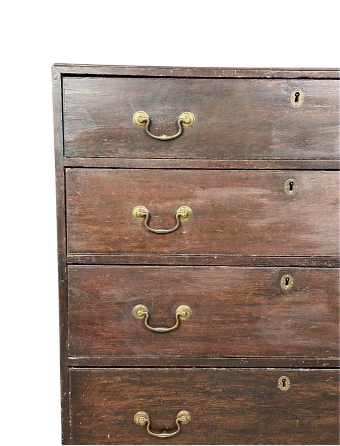 Cómoda Georgiana de Campaña
Finale S. XVIII
Realizzato in legno di rovere, con inserti in bronzo sulle spalle e aste laterali.
Utilizzato dall'esercito inglese nelle colonie.