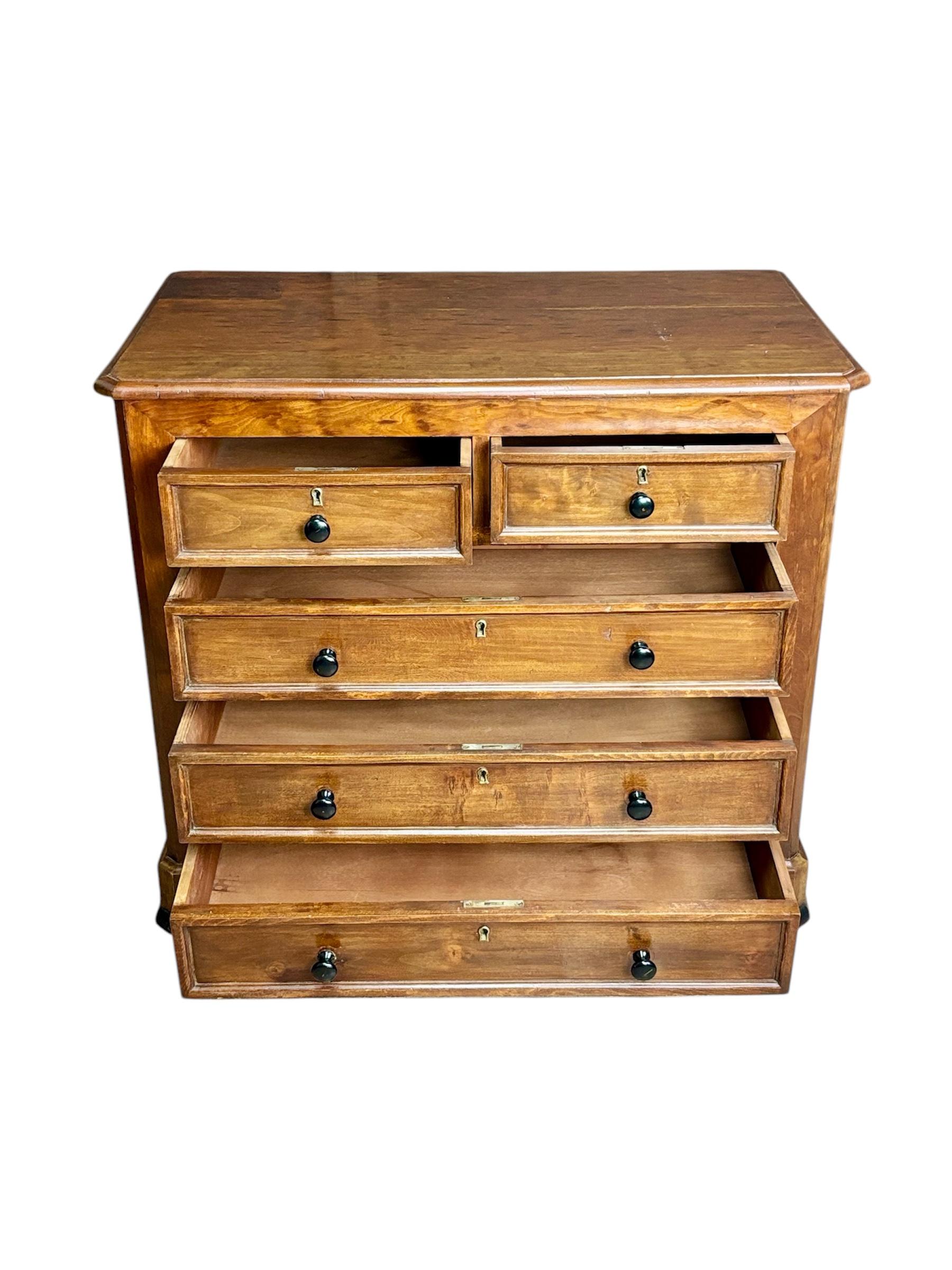 Legno Cómoda victoriana con tiradores ebonizados in vendita