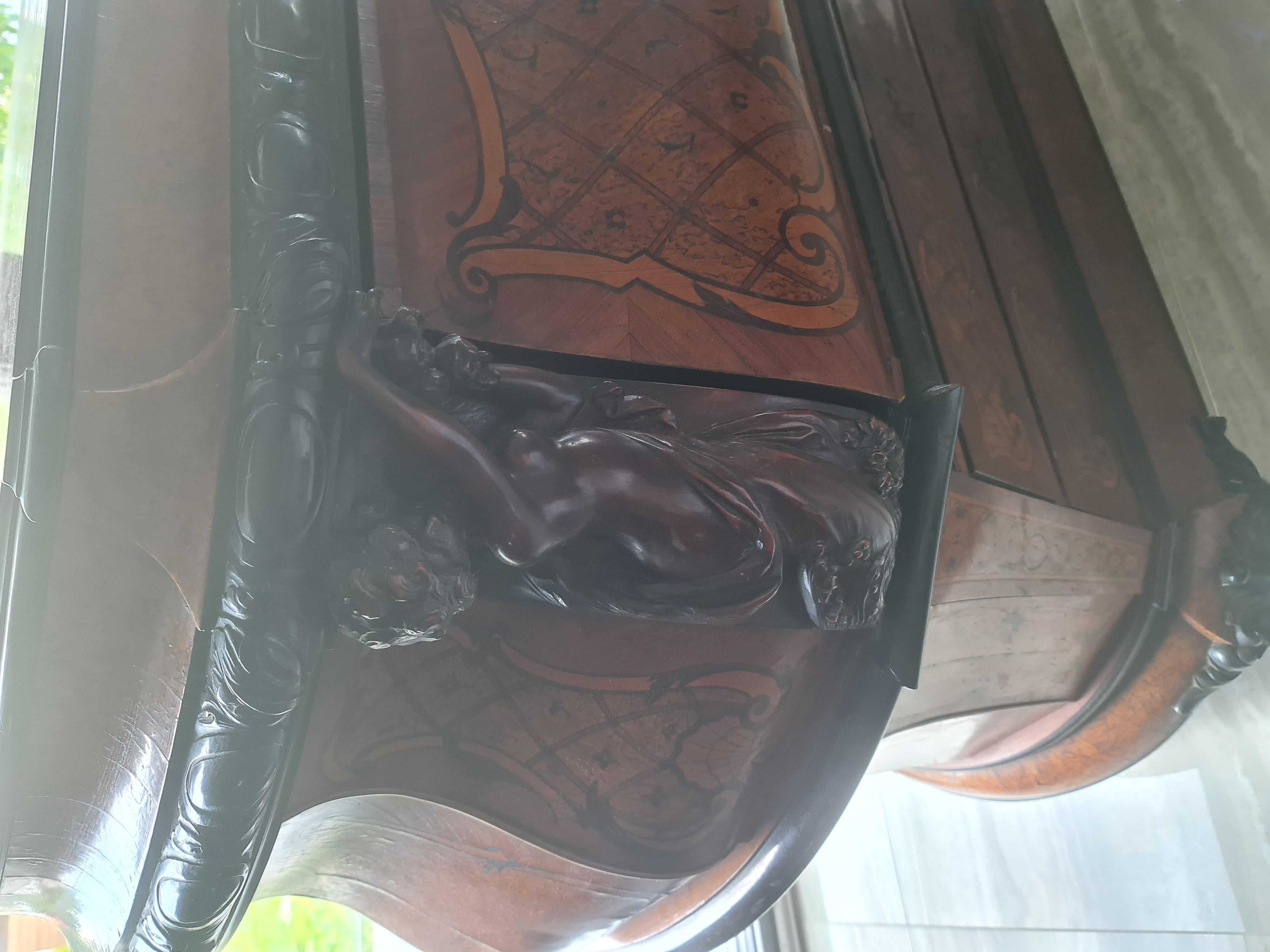 We present to you this special commode,aptly decorated with rich carvings in Renaissance style and fines inla
 Indeed really special because has no 