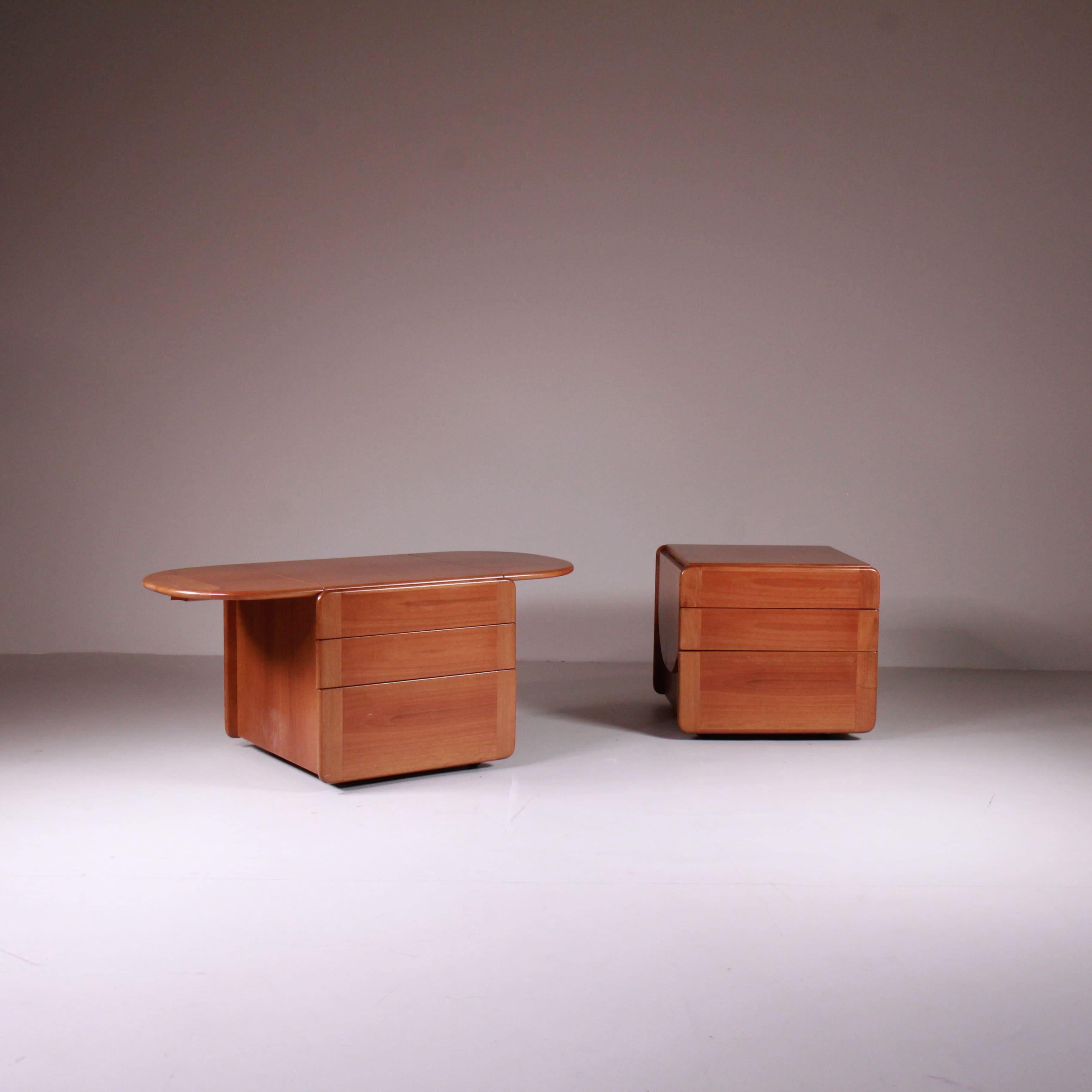 Questo set da camera, composto da una cassettiera e comodini disegnati da Afra e Tobia Scarpa negli anni ’50 per Molteni, rappresenta un perfetto equilibrio tra eleganza e funzionalità. Ogni elemento del set è caratterizzato da una struttura