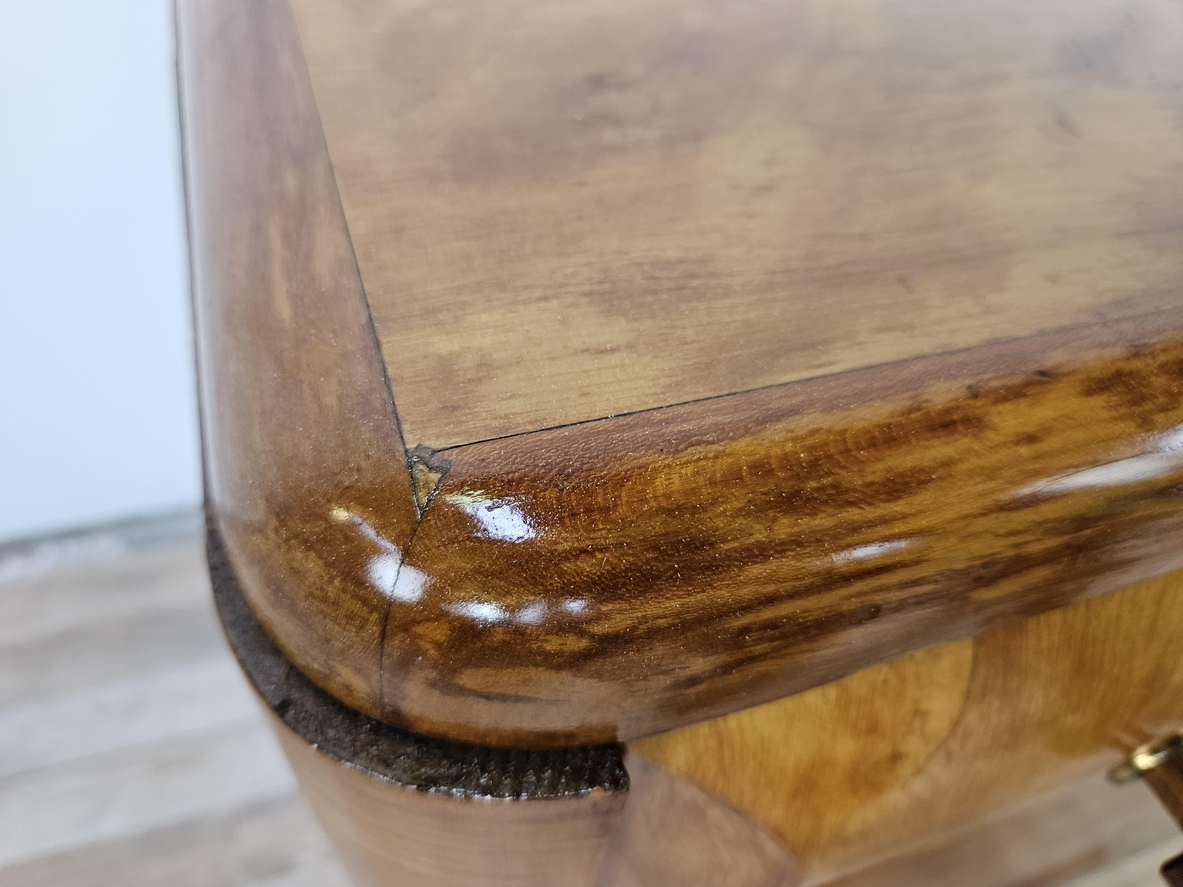 Tables de chevet Art Déco des années 1940 en noyer blond avec tiroir et étagère en vente 3