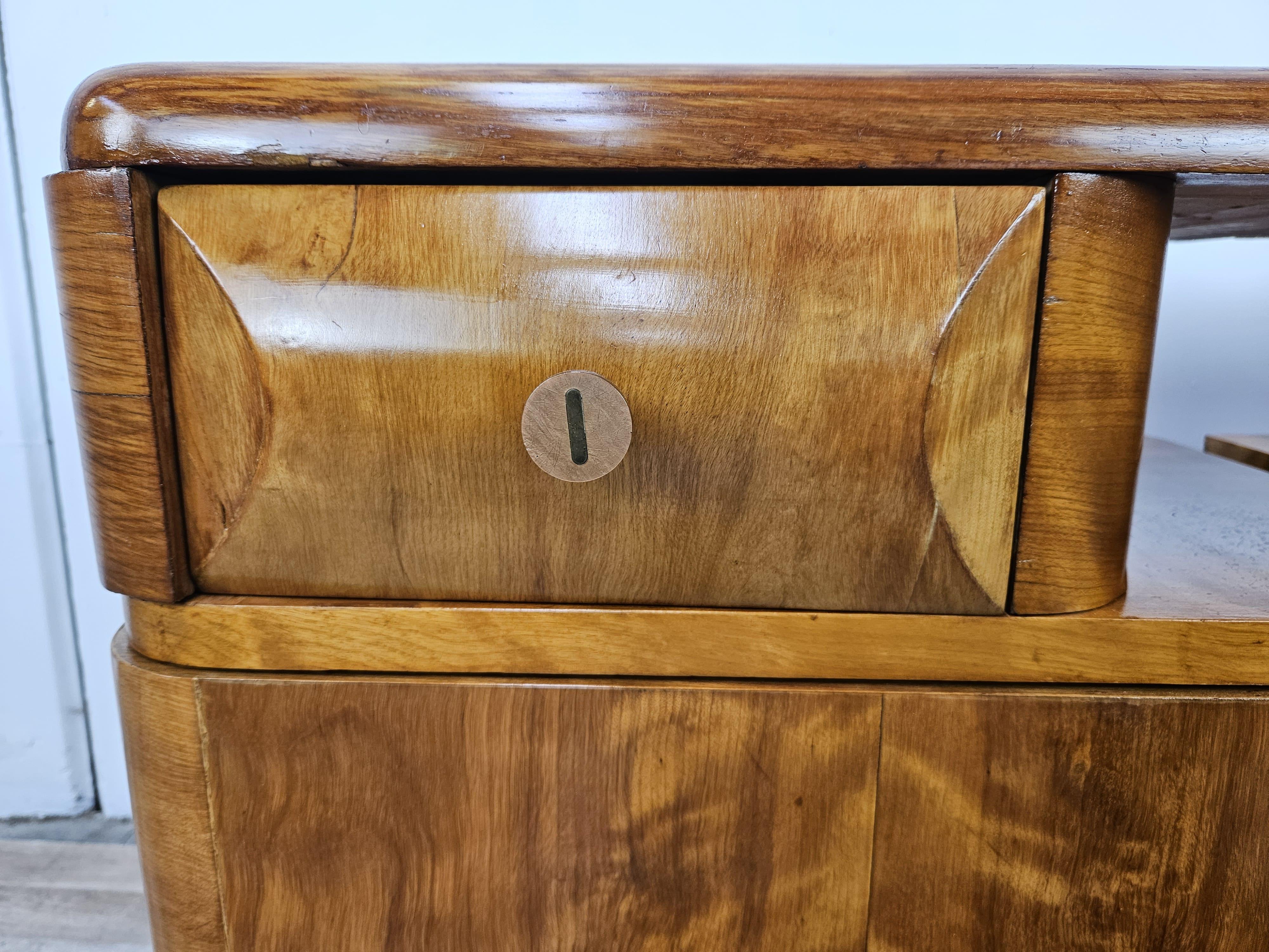 Tables de chevet Art Déco des années 1940 en noyer blond avec tiroir et étagère en vente 6