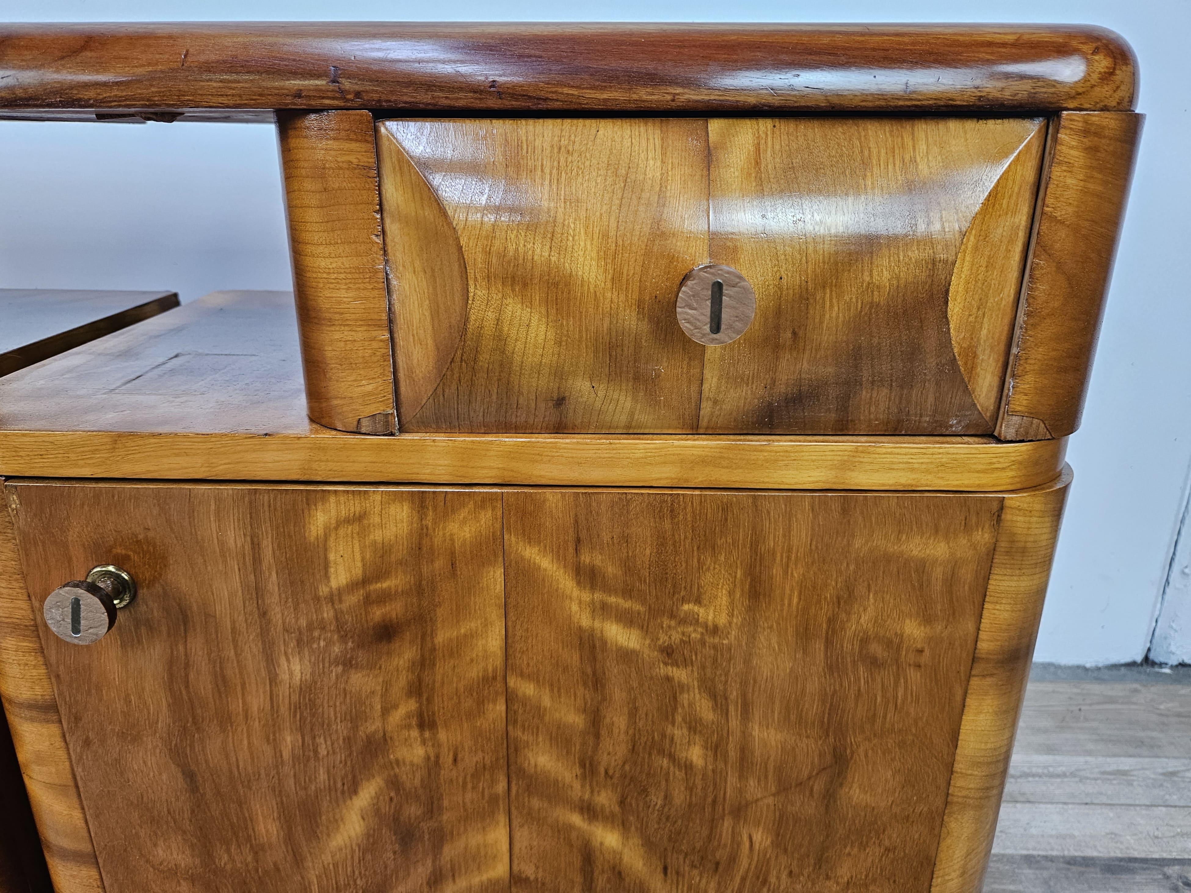 Tables de chevet Art Déco des années 1940 en noyer blond avec tiroir et étagère en vente 7
