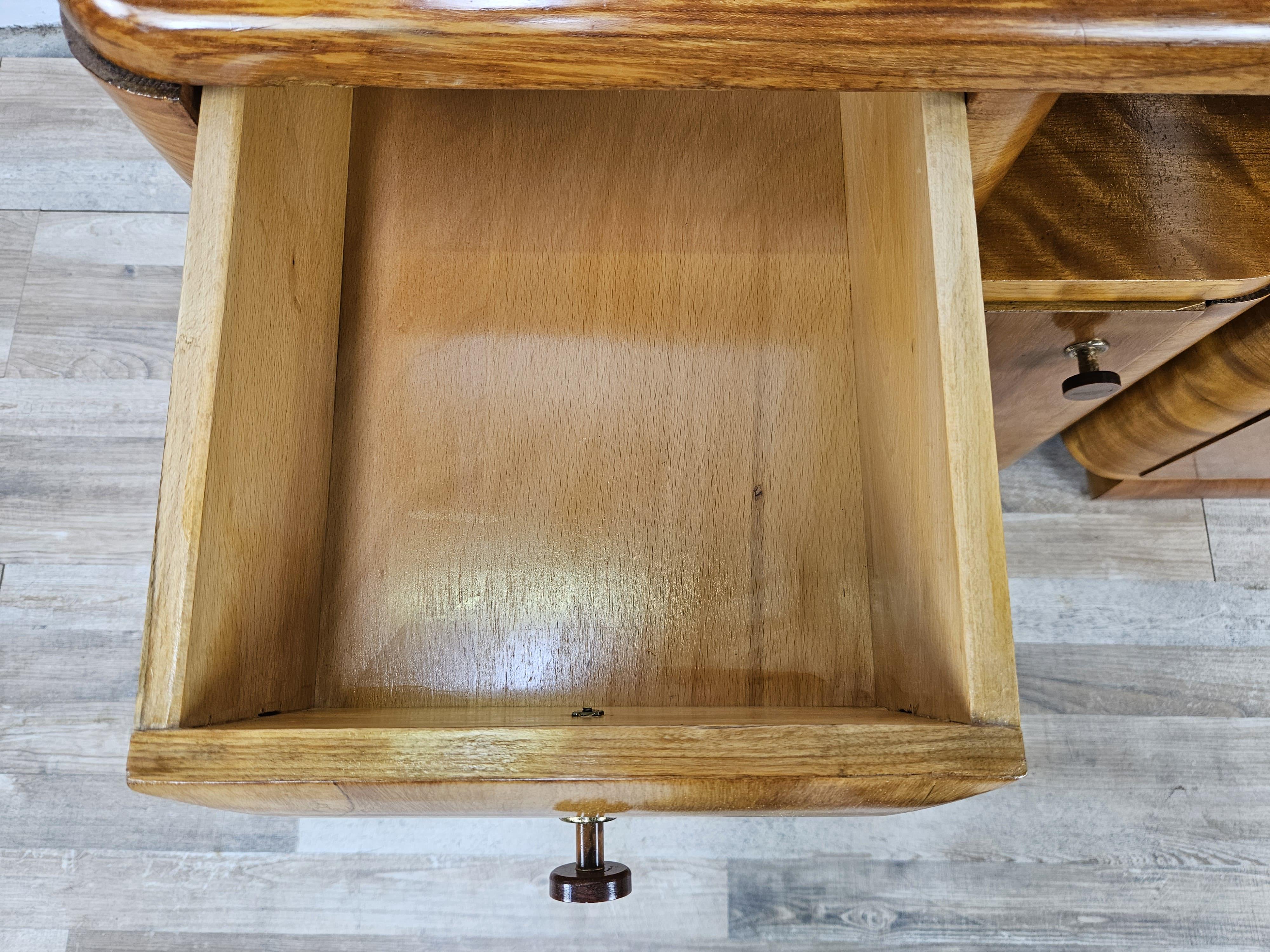 Tables de chevet Art Déco des années 1940 en noyer blond avec tiroir et étagère en vente 10