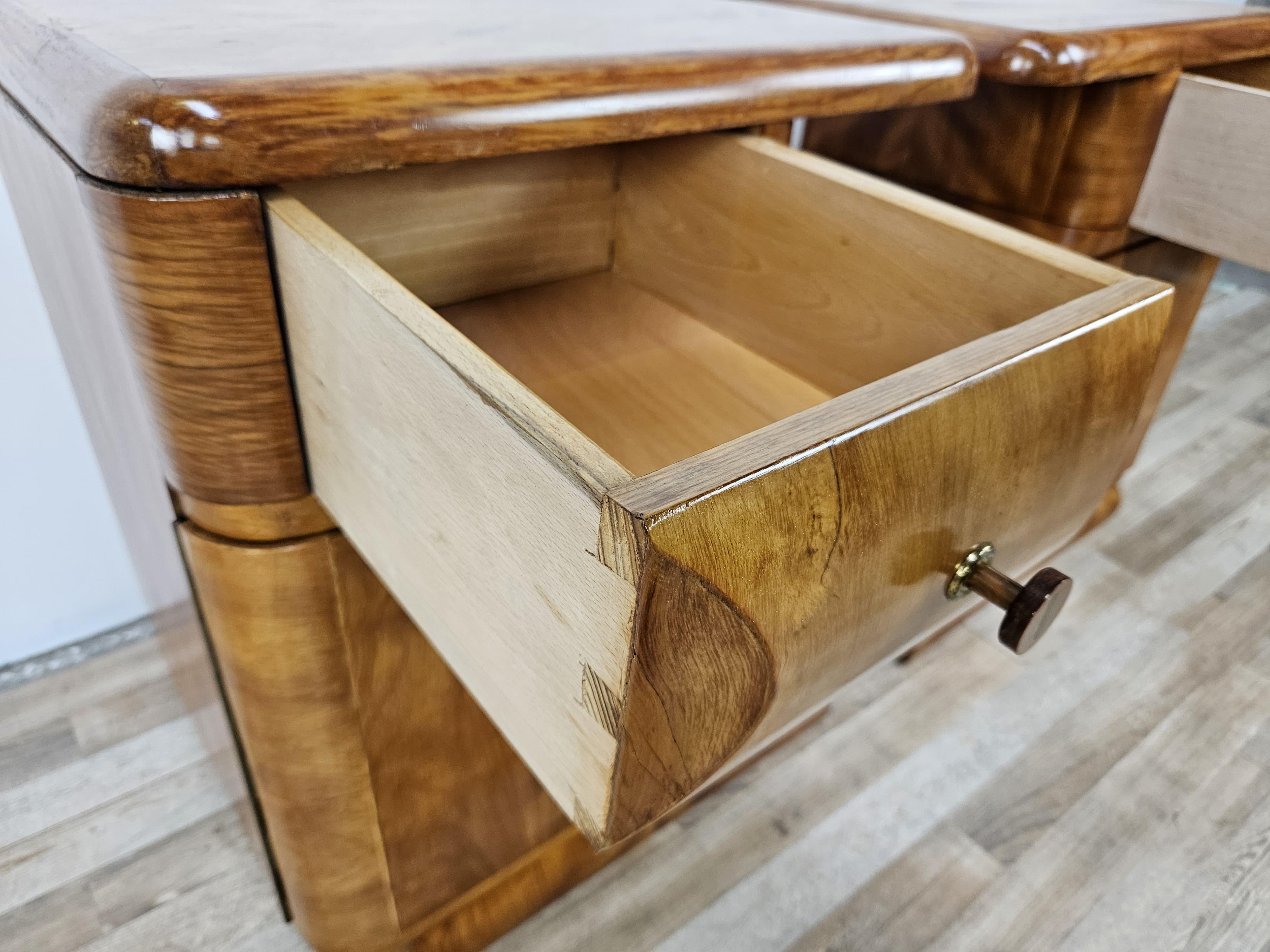 Tables de chevet Art Déco des années 1940 en noyer blond avec tiroir et étagère en vente 11