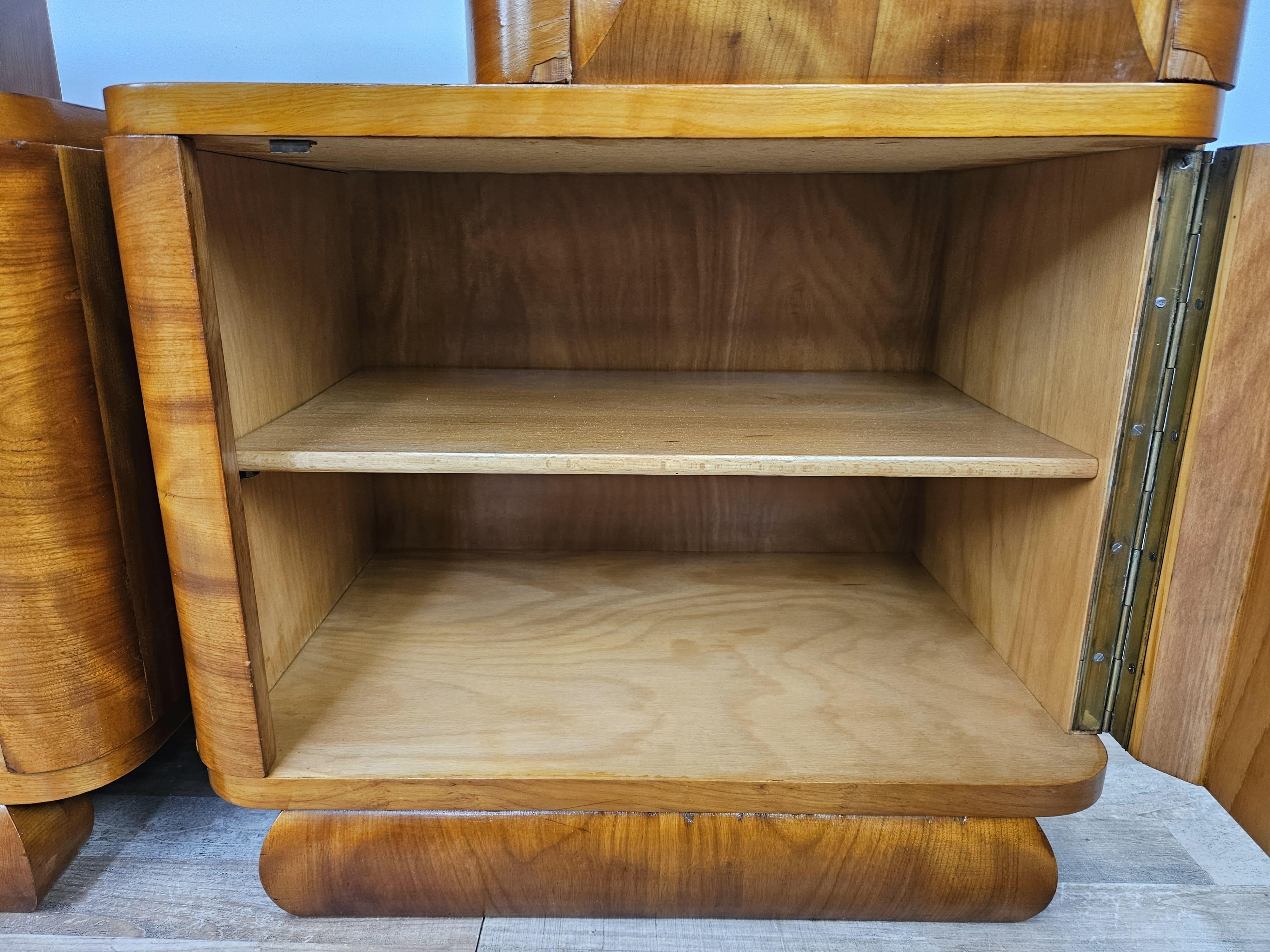Tables de chevet Art Déco des années 1940 en noyer blond avec tiroir et étagère en vente 13