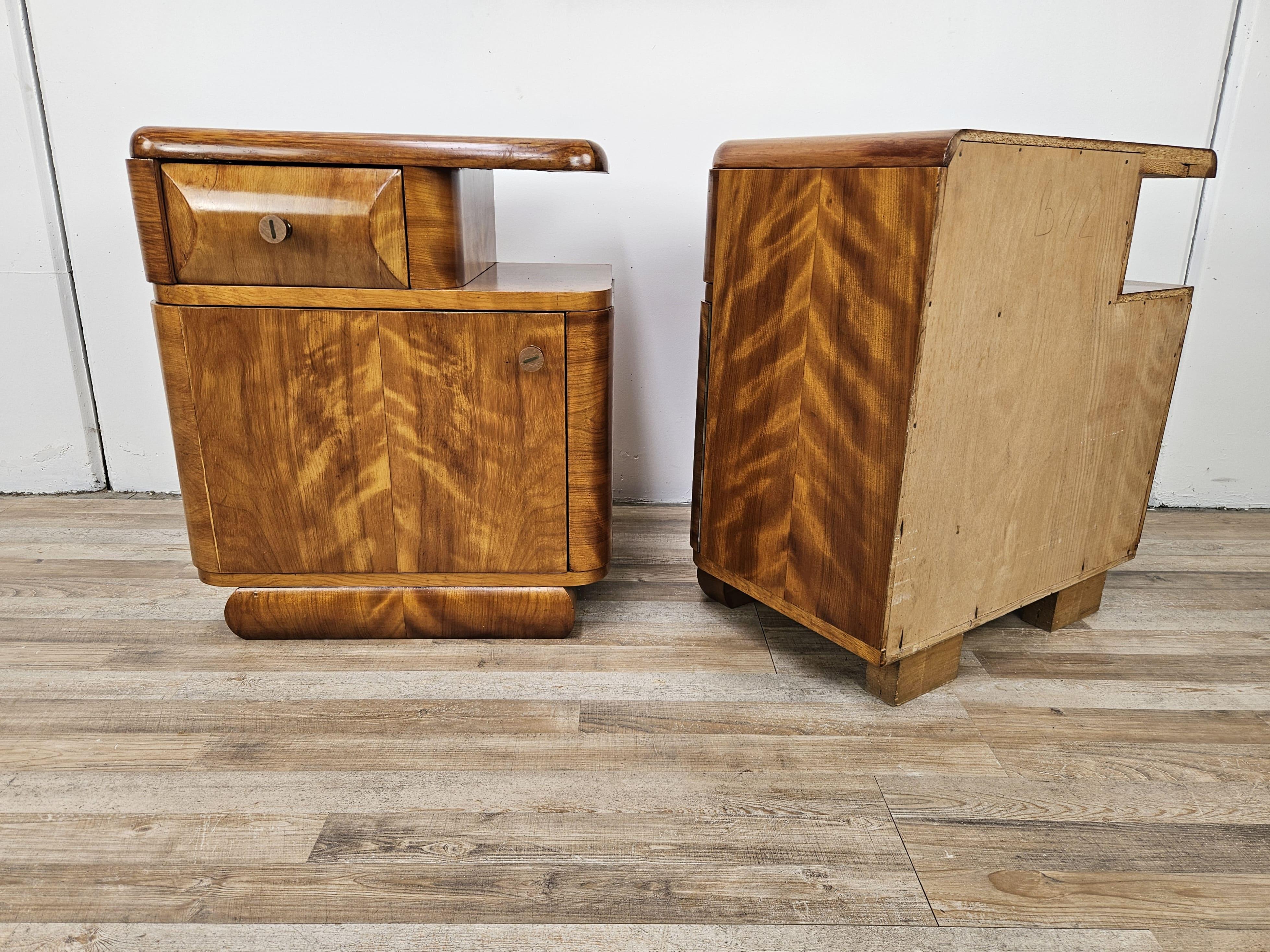 Italian Tables de chevet Art Déco des années 1940 en noyer blond avec tiroir et étagère en vente